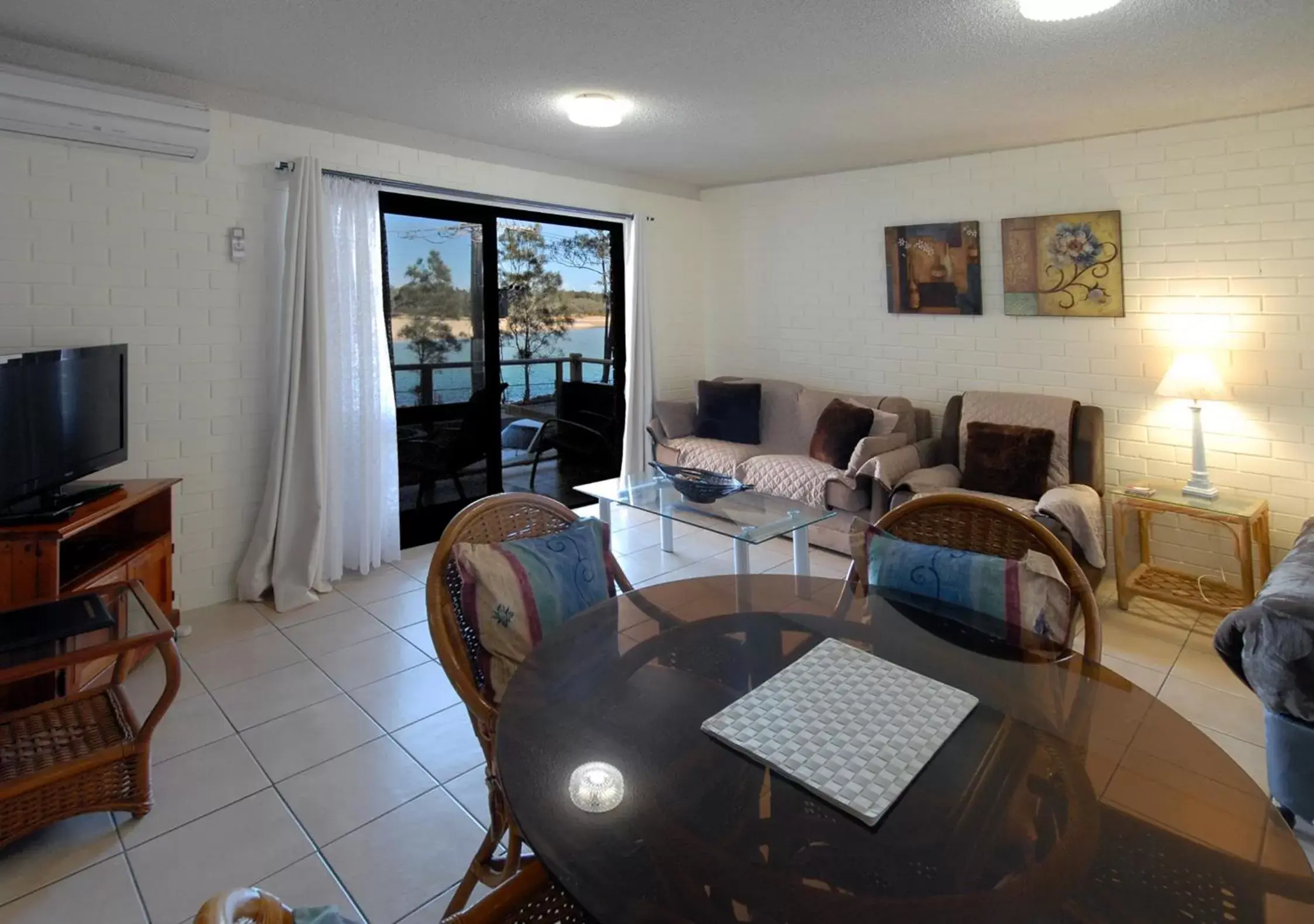 Bed, Dining Area in Marcel Towers Holiday Apartments