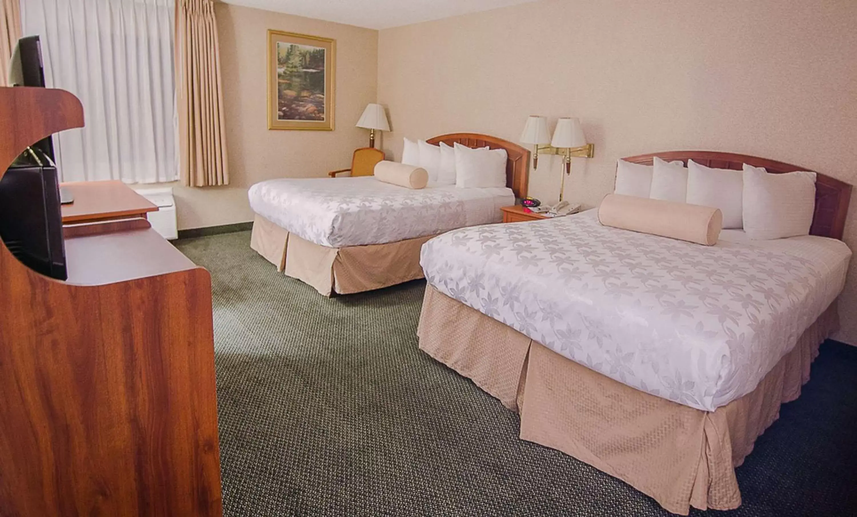 Photo of the whole room, Bed in SureStay Plus Hotel by Best Western Reno Airport