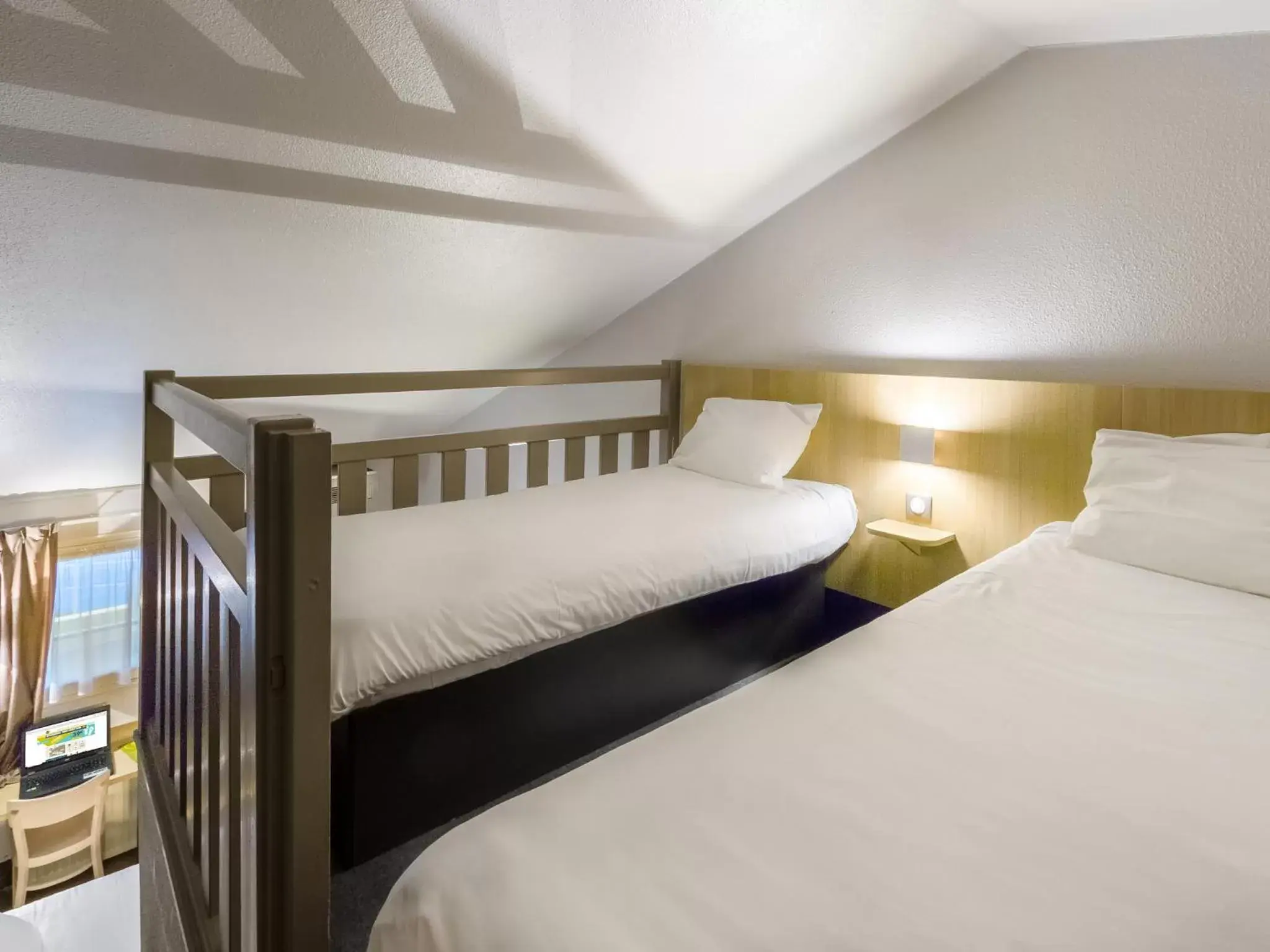 Bed in B&B HOTEL Boulogne Sur Mer