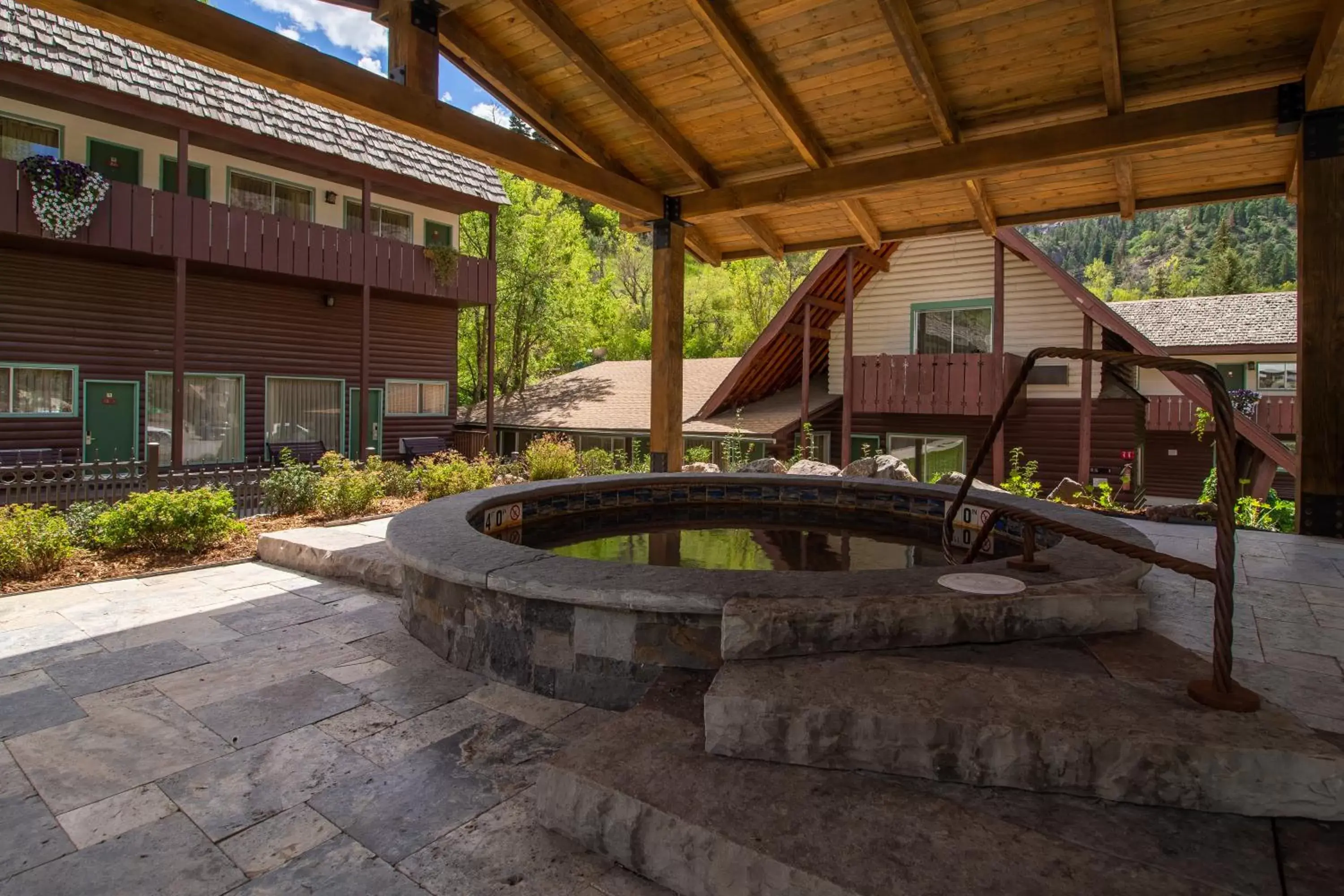Hot Tub in Twin Peaks Lodge & Hot Springs