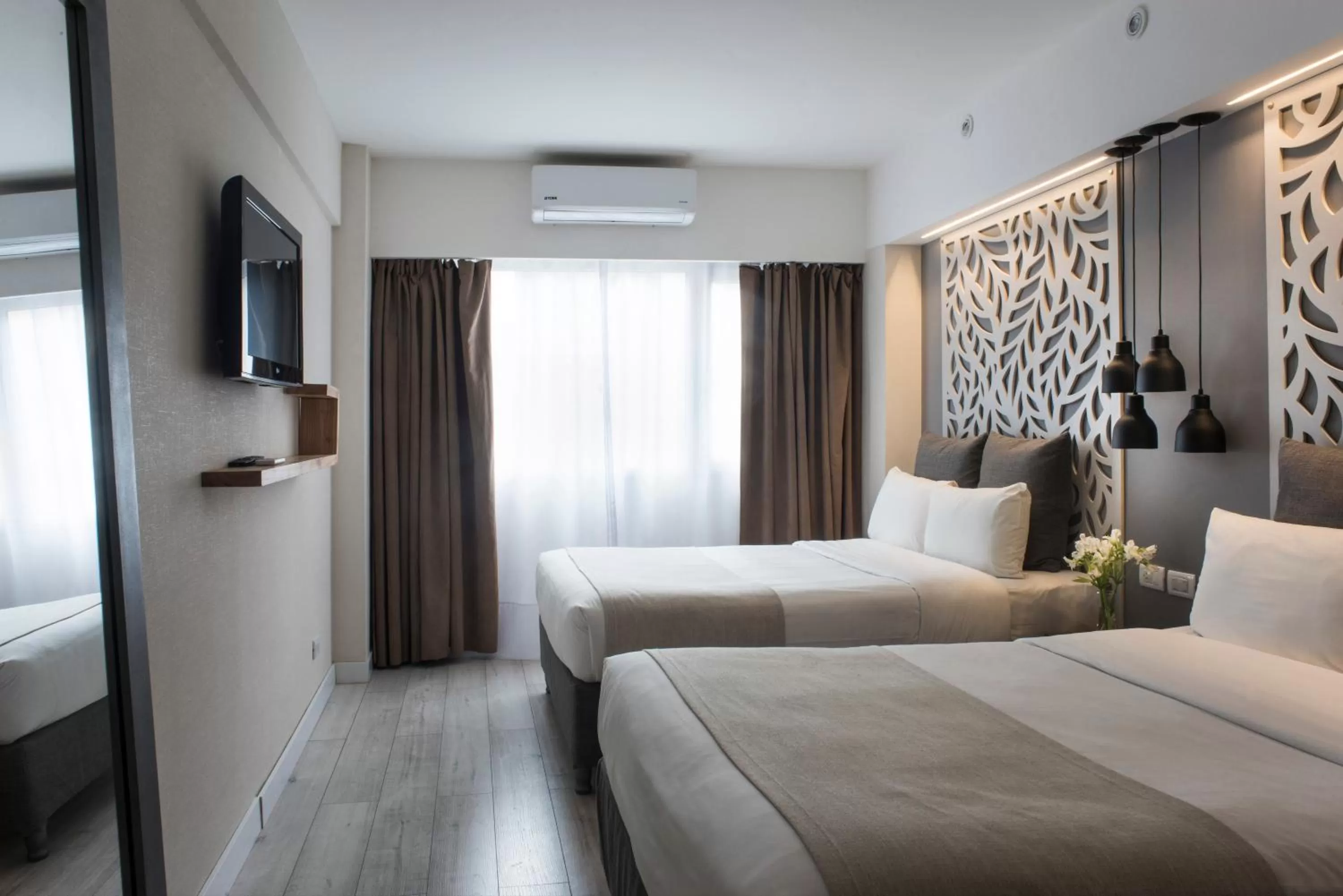 Photo of the whole room, Bed in Rochester Hotel M