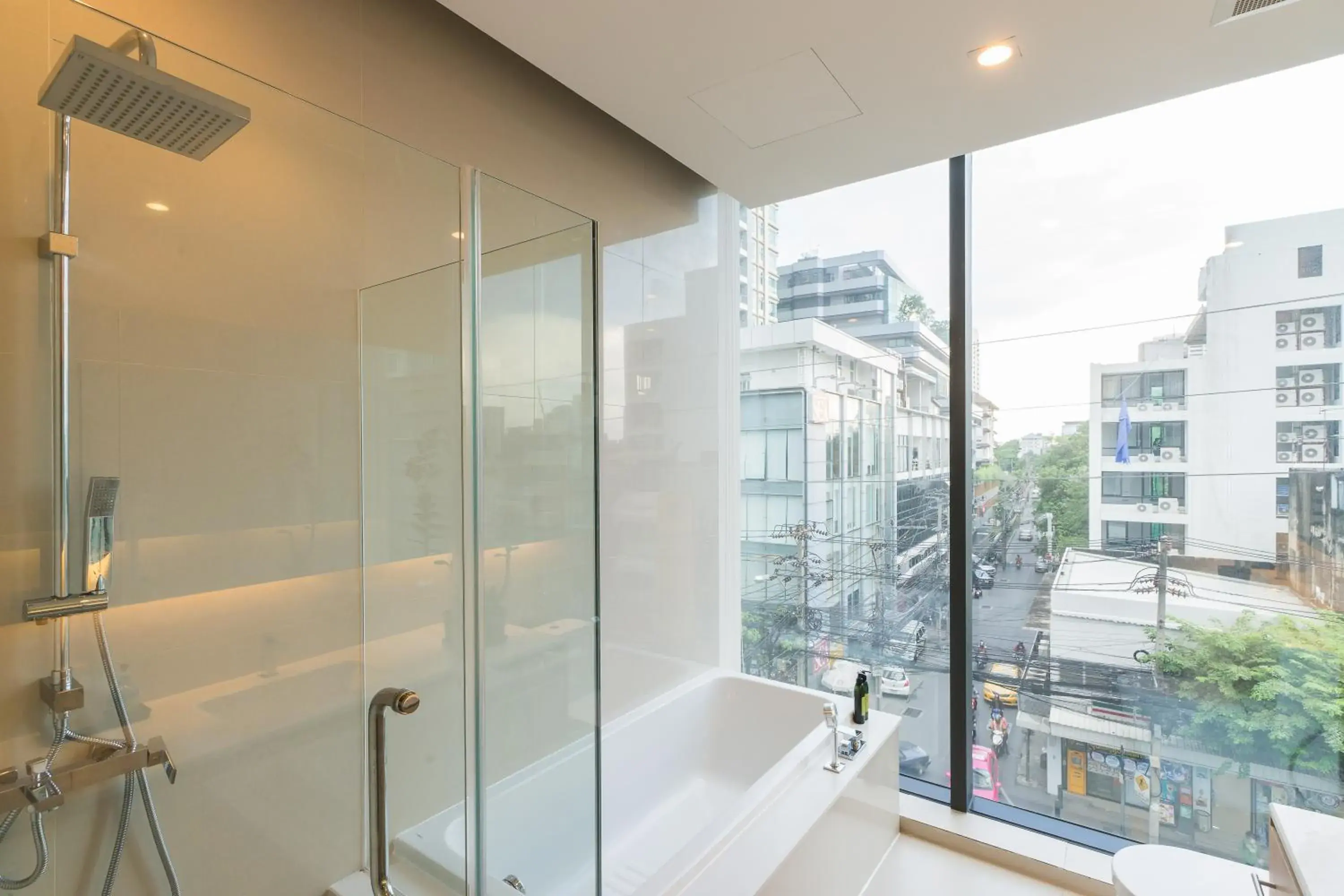 Bathroom in The Residence on Thonglor by UHG