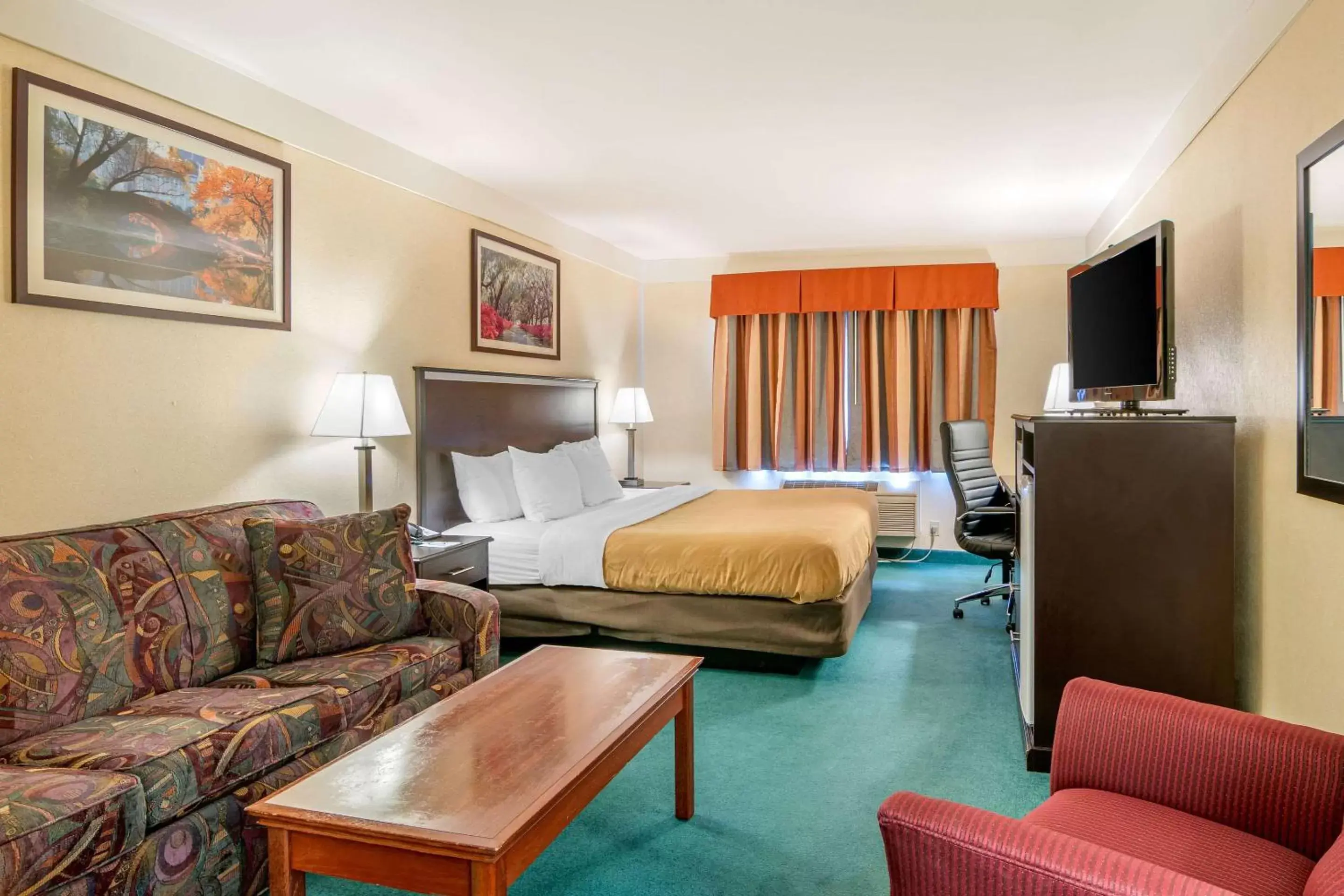 Photo of the whole room, Bed in Quality Inn Bend North Photo of the whole room, Bed in Quality Inn Bend North