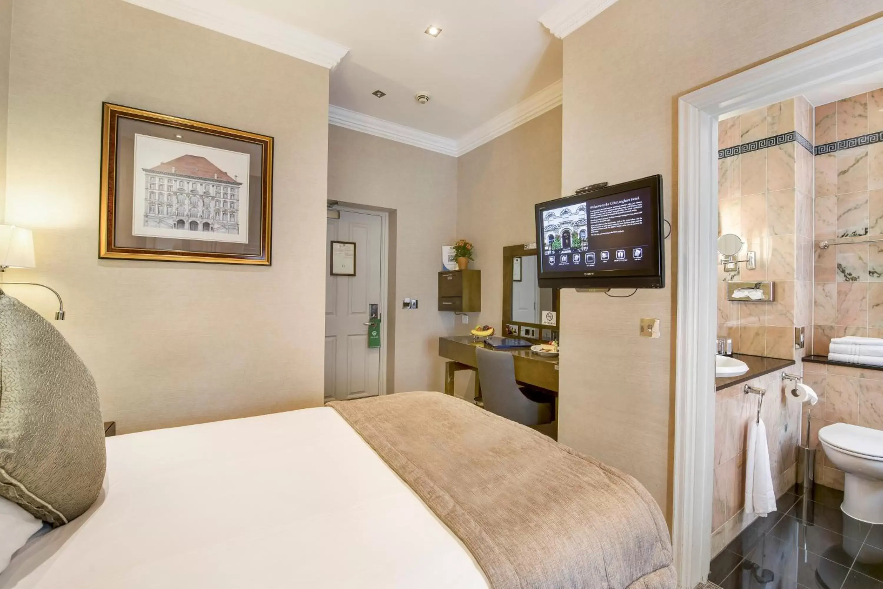Bedroom, TV/Entertainment Center in Langham Court Hotel