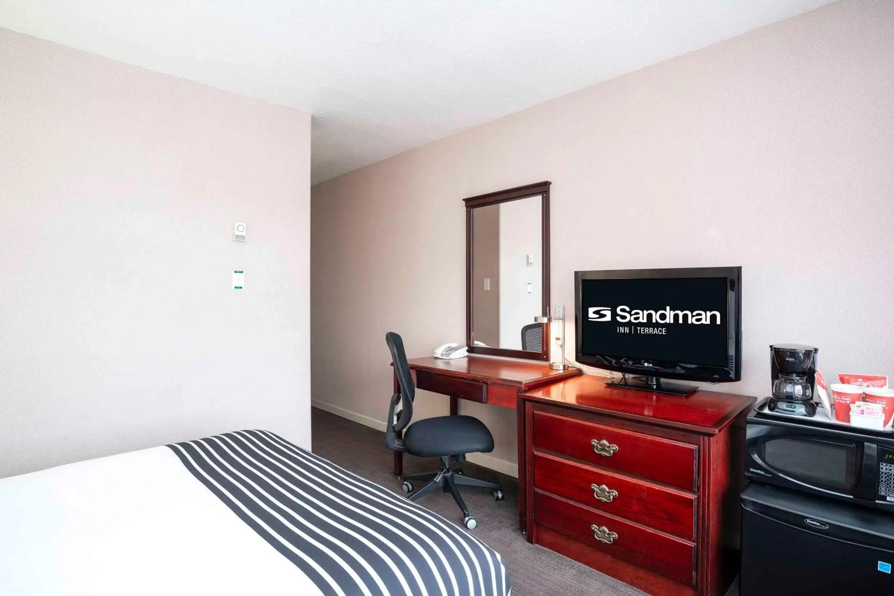 Photo of the whole room, TV/Entertainment Center in Sandman Hotel Terrace