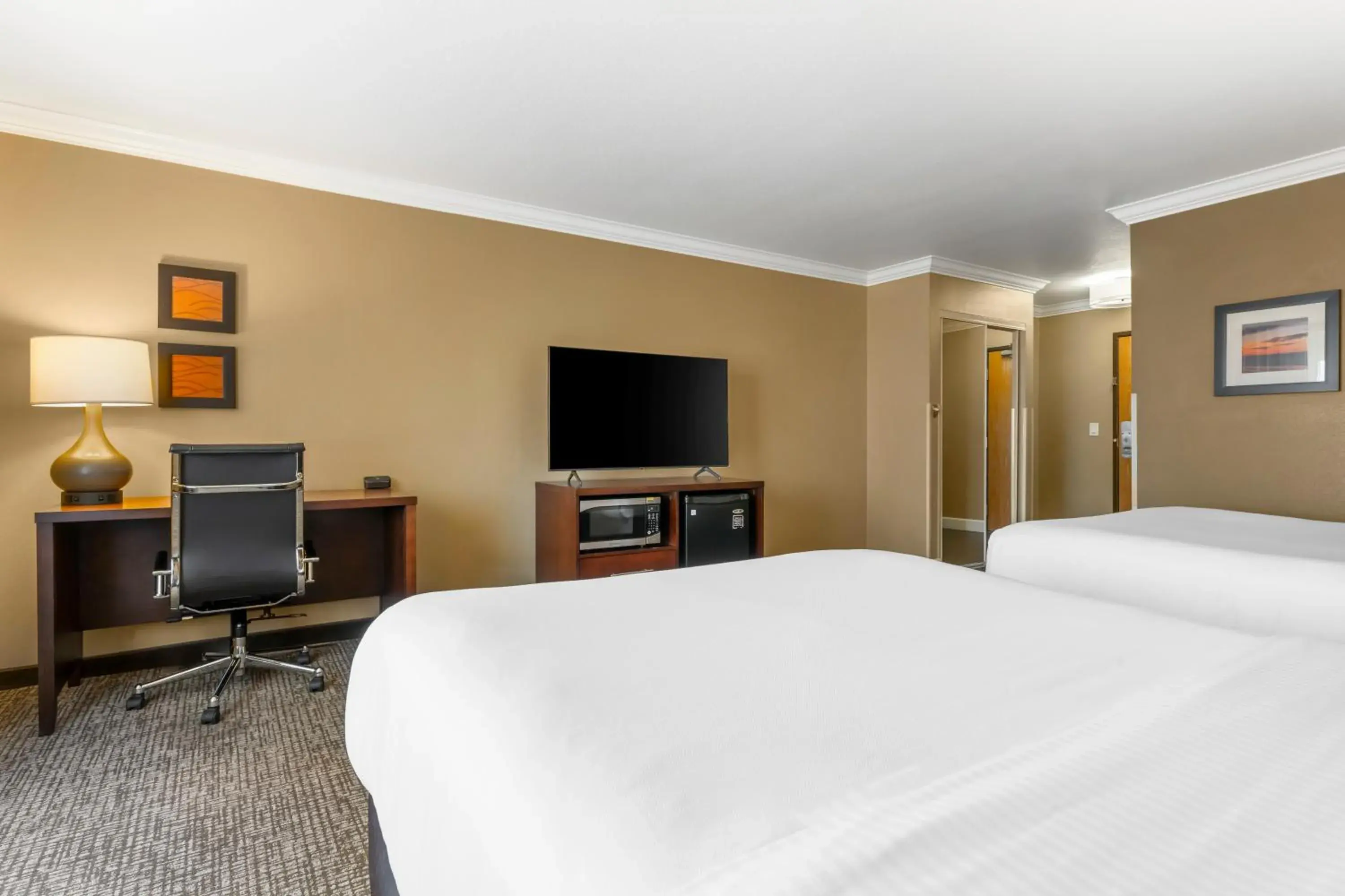 Bed, TV/Entertainment Center in Comfort Inn & Suites Redwood Country