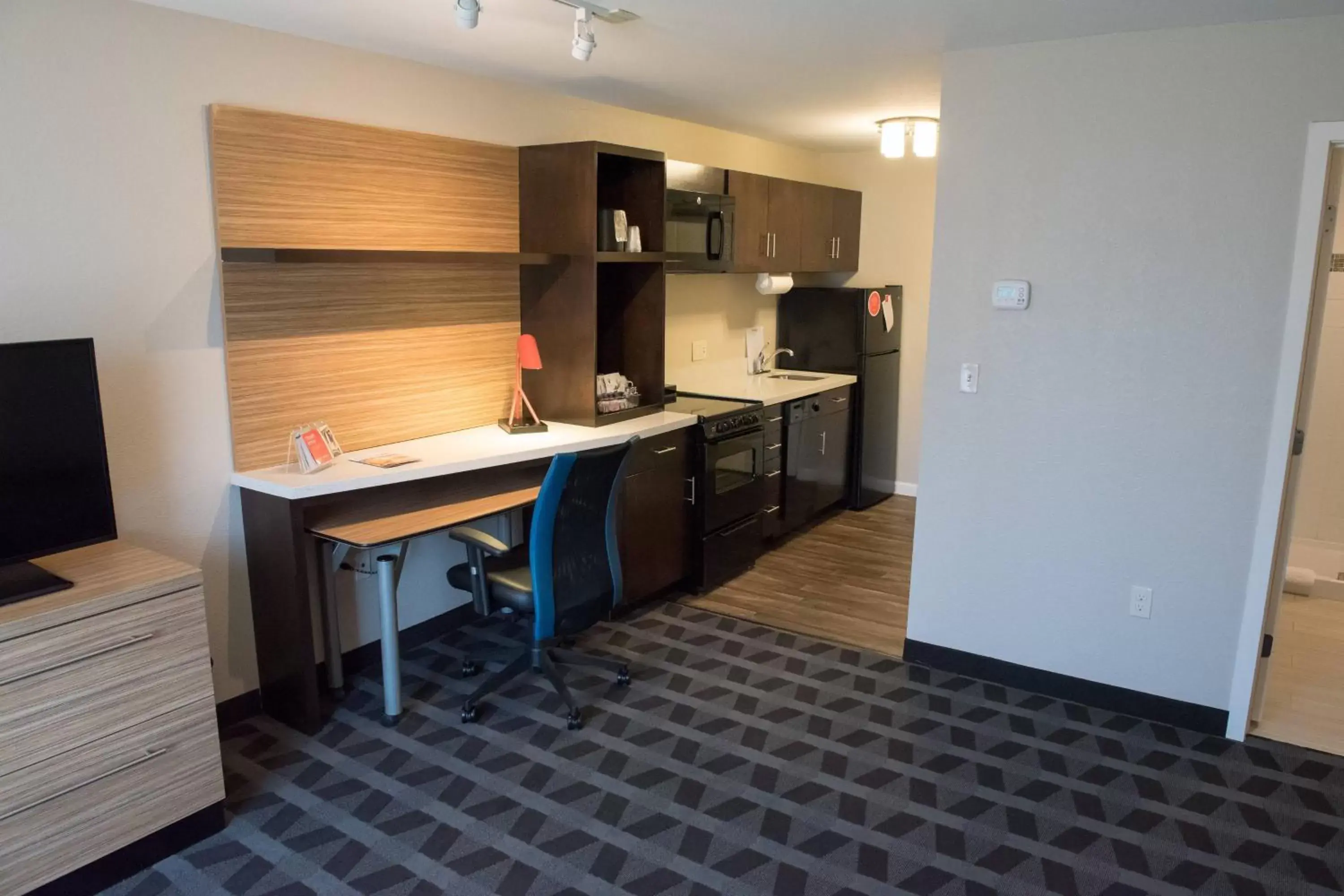 Bedroom, Kitchen/Kitchenette in TownePlace Suites by Marriott Battle Creek