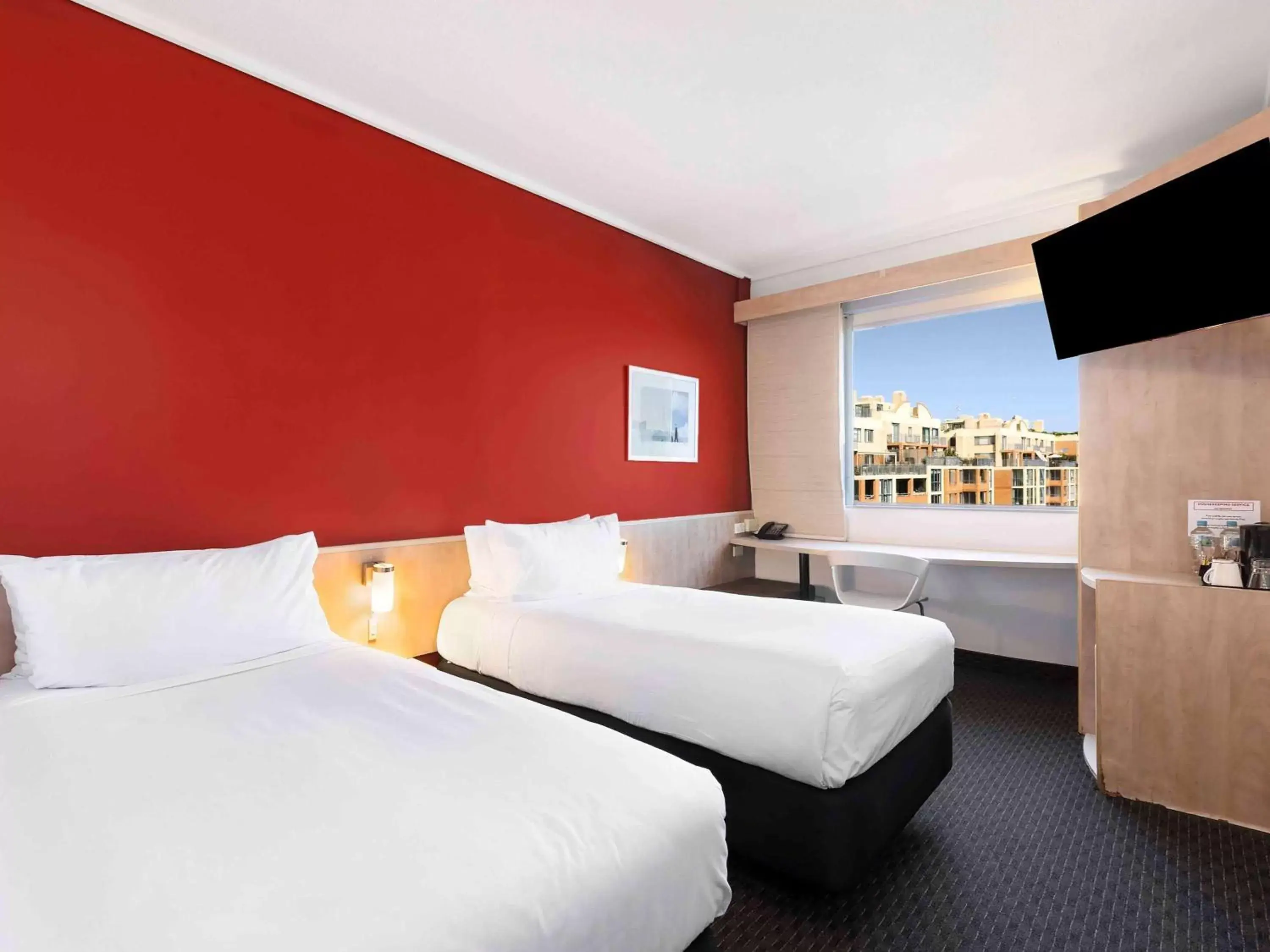 Bedroom, Bed in ibis Sydney Darling Harbour