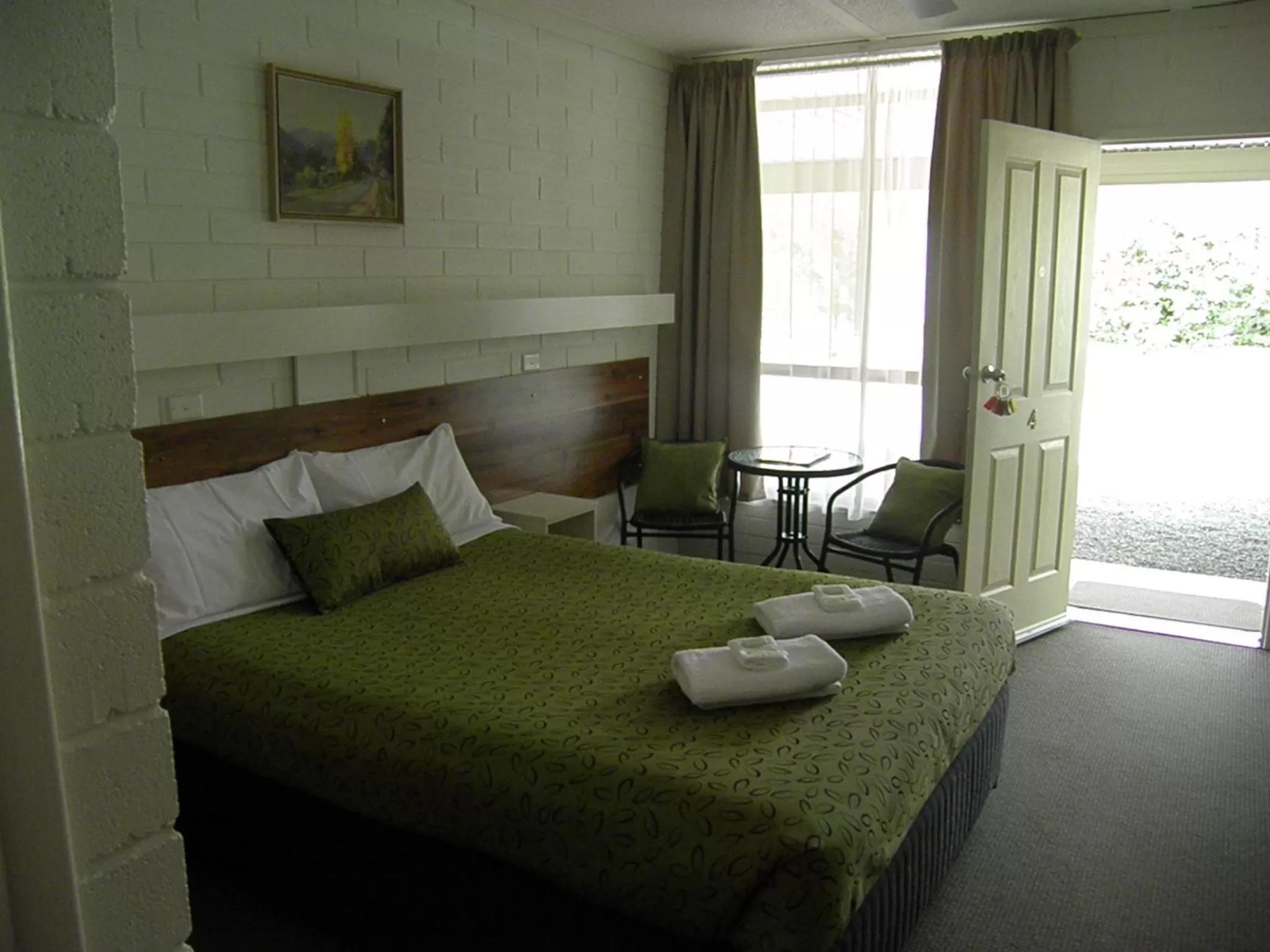 Photo of the whole room, Bed in 7th Street Motel
