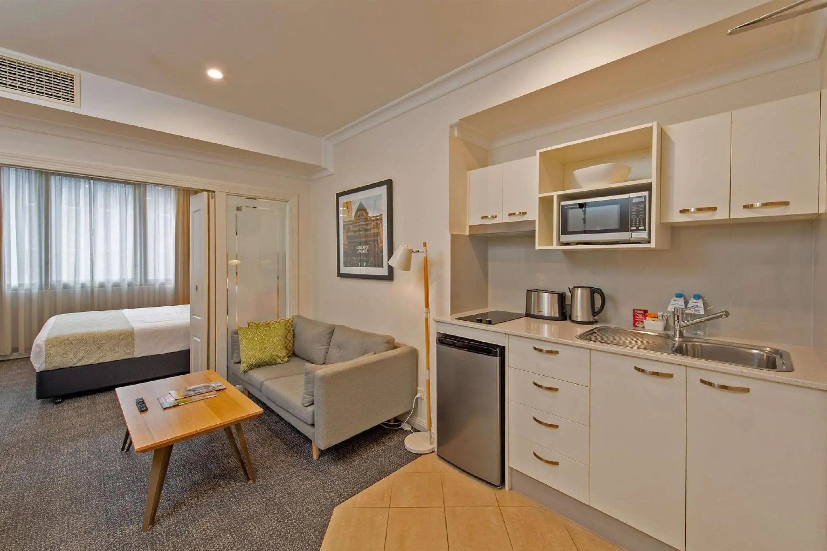 Photo of the whole room, Kitchen/Kitchenette in Quality Apartments Adelaide Central