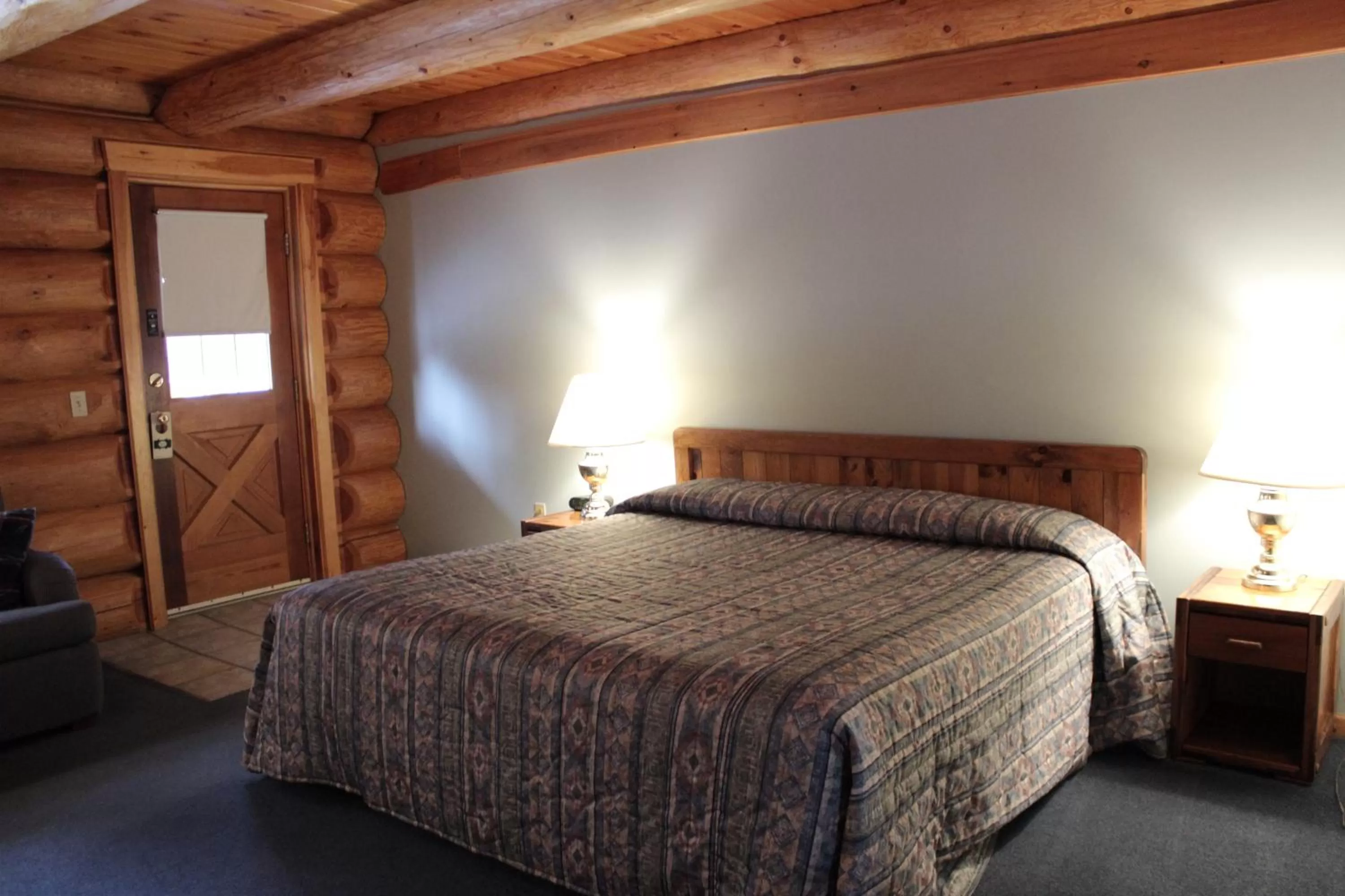 Bed in Nootka Lodge