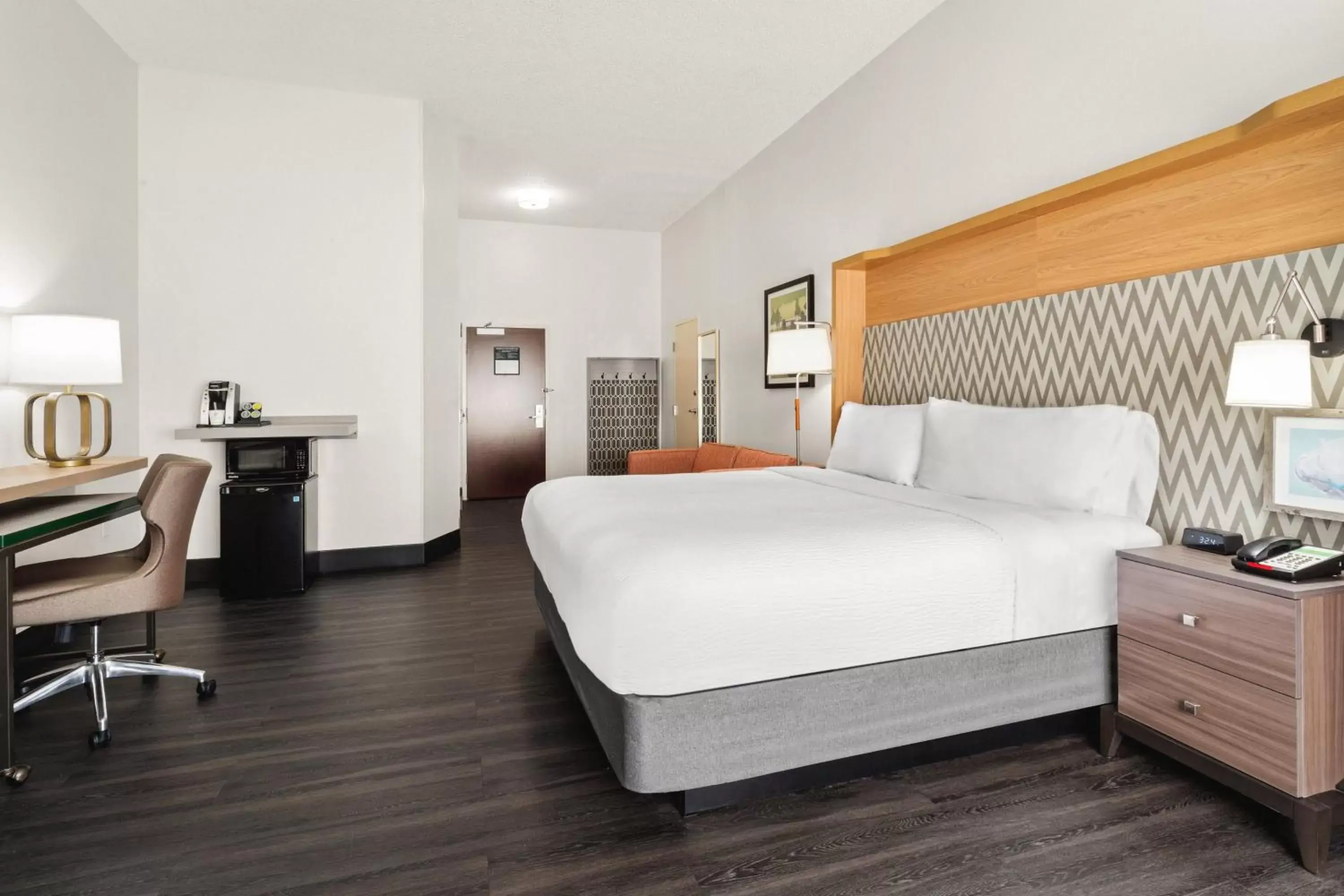 Photo of the whole room, Bed in Holiday Inn & Suites Bothell an IHG Hotel