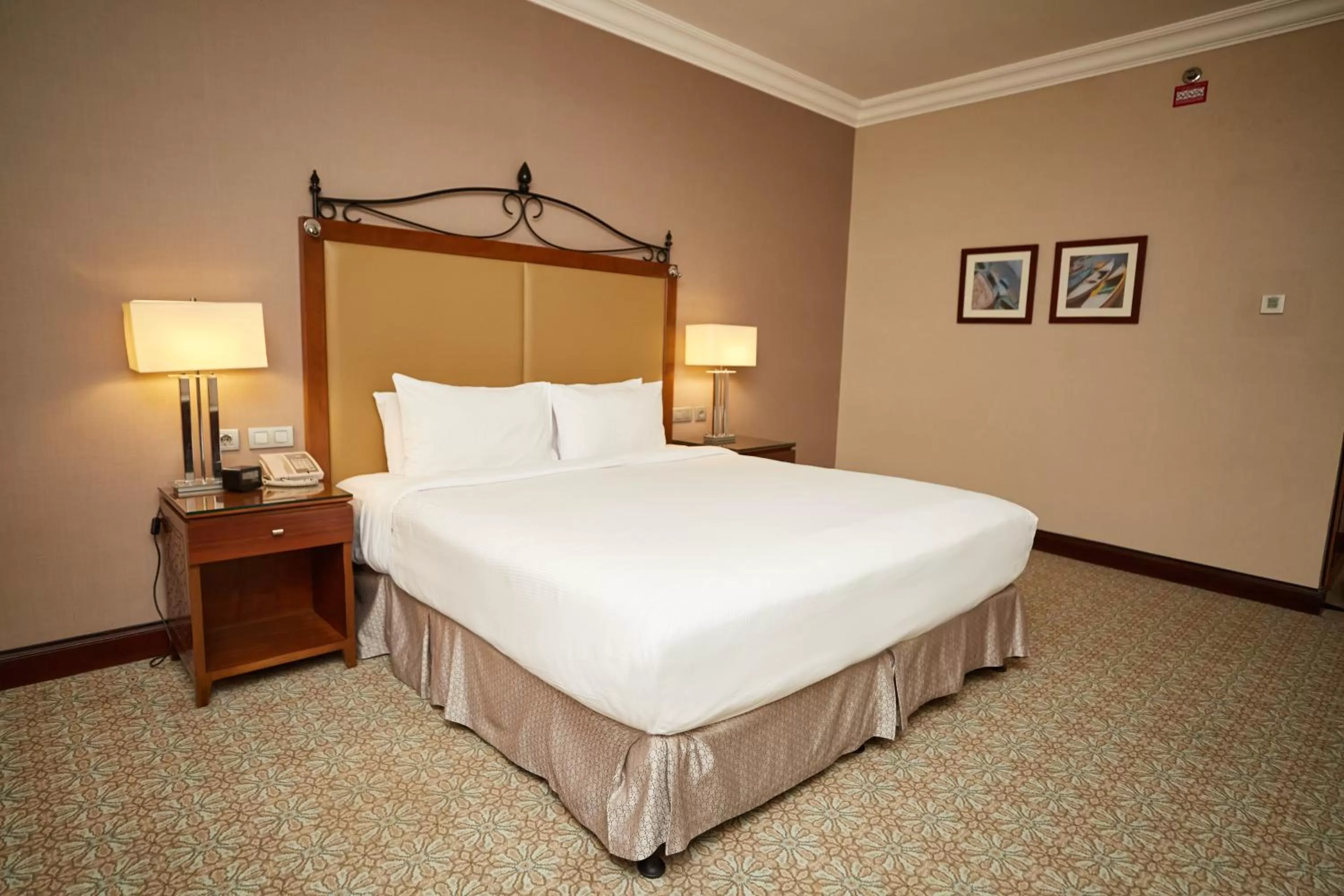 Bed in Hilton Alexandria King's Ranch Hotel