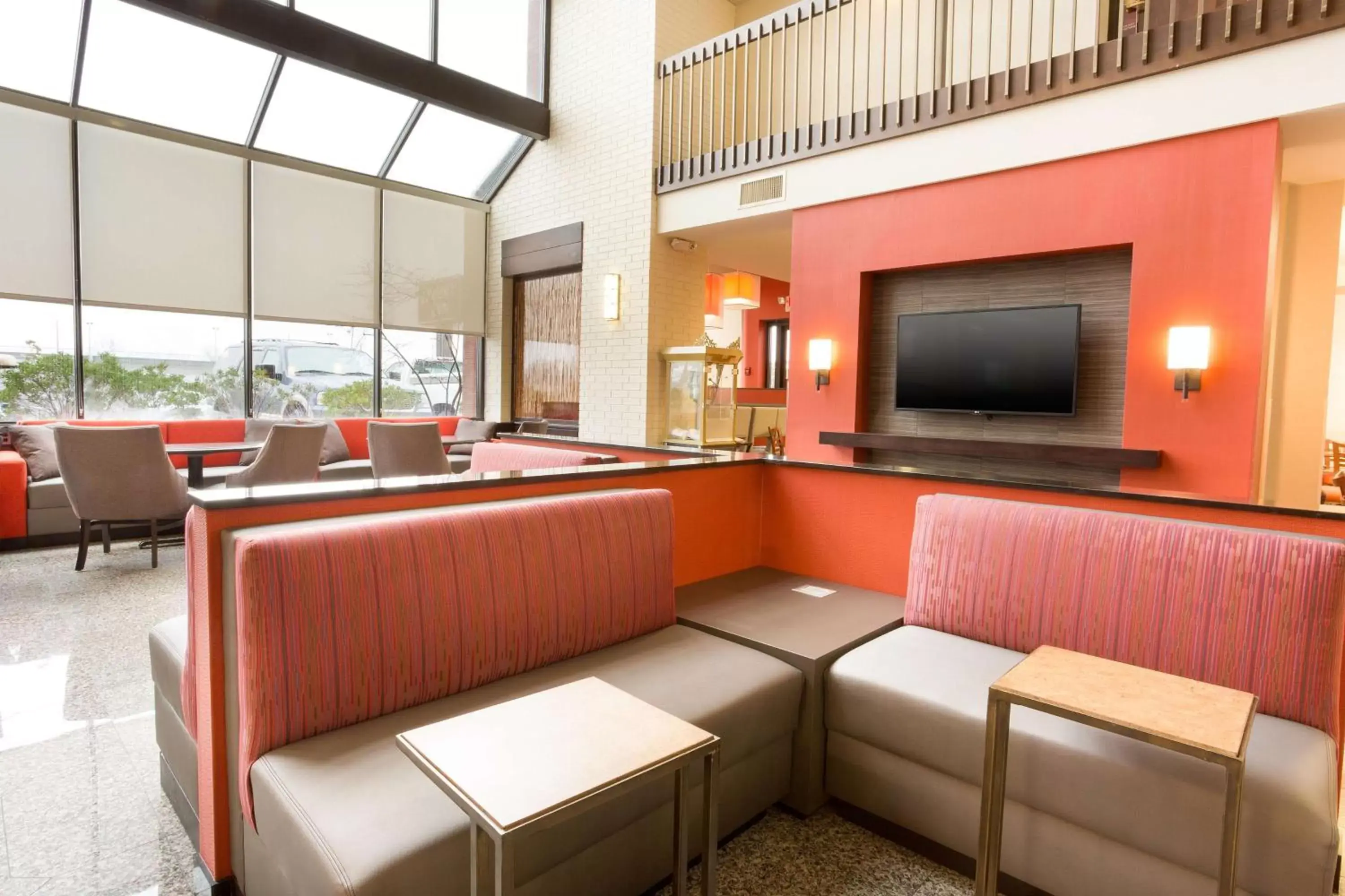 Lobby or reception, Lounge/Bar in Drury Inn & Suites St. Louis Airport