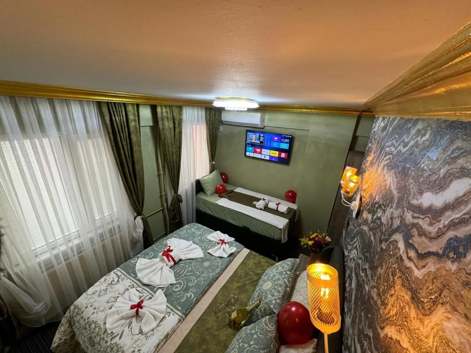 Communal lounge/ TV room in Royal Gur Hotel