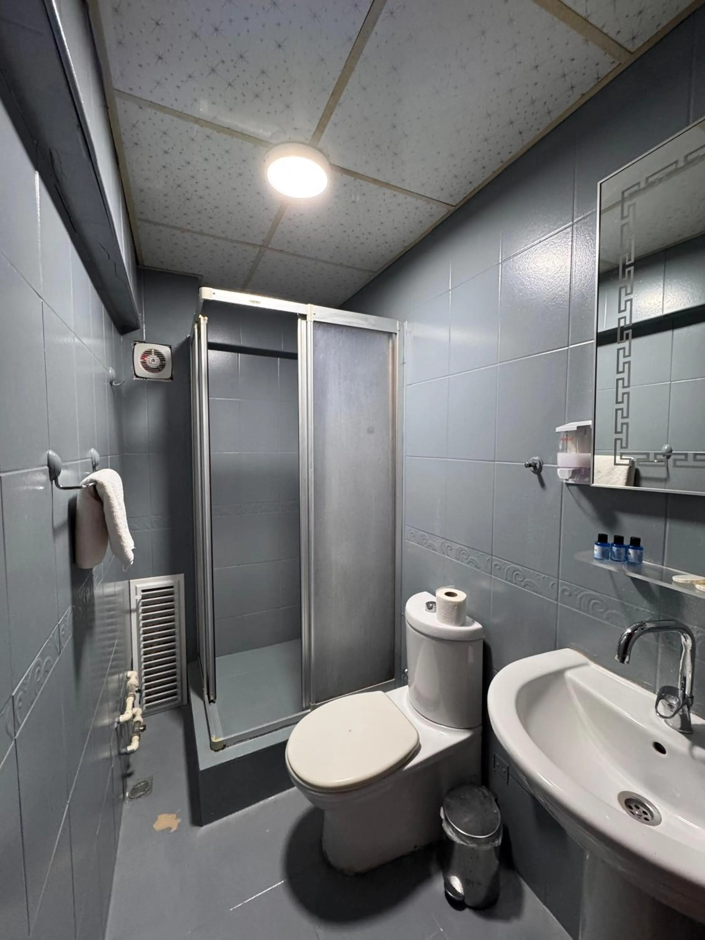 Shower in Royal Gur Hotel