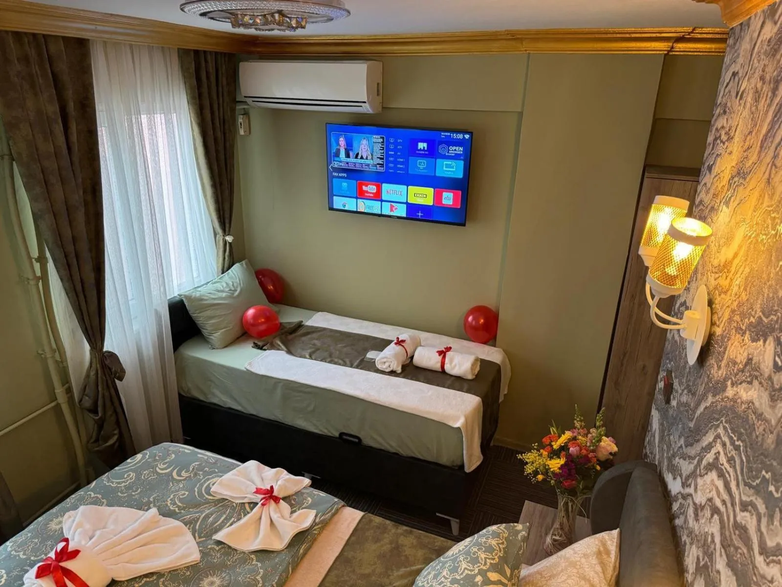 Communal lounge/ TV room in Royal Gur Hotel