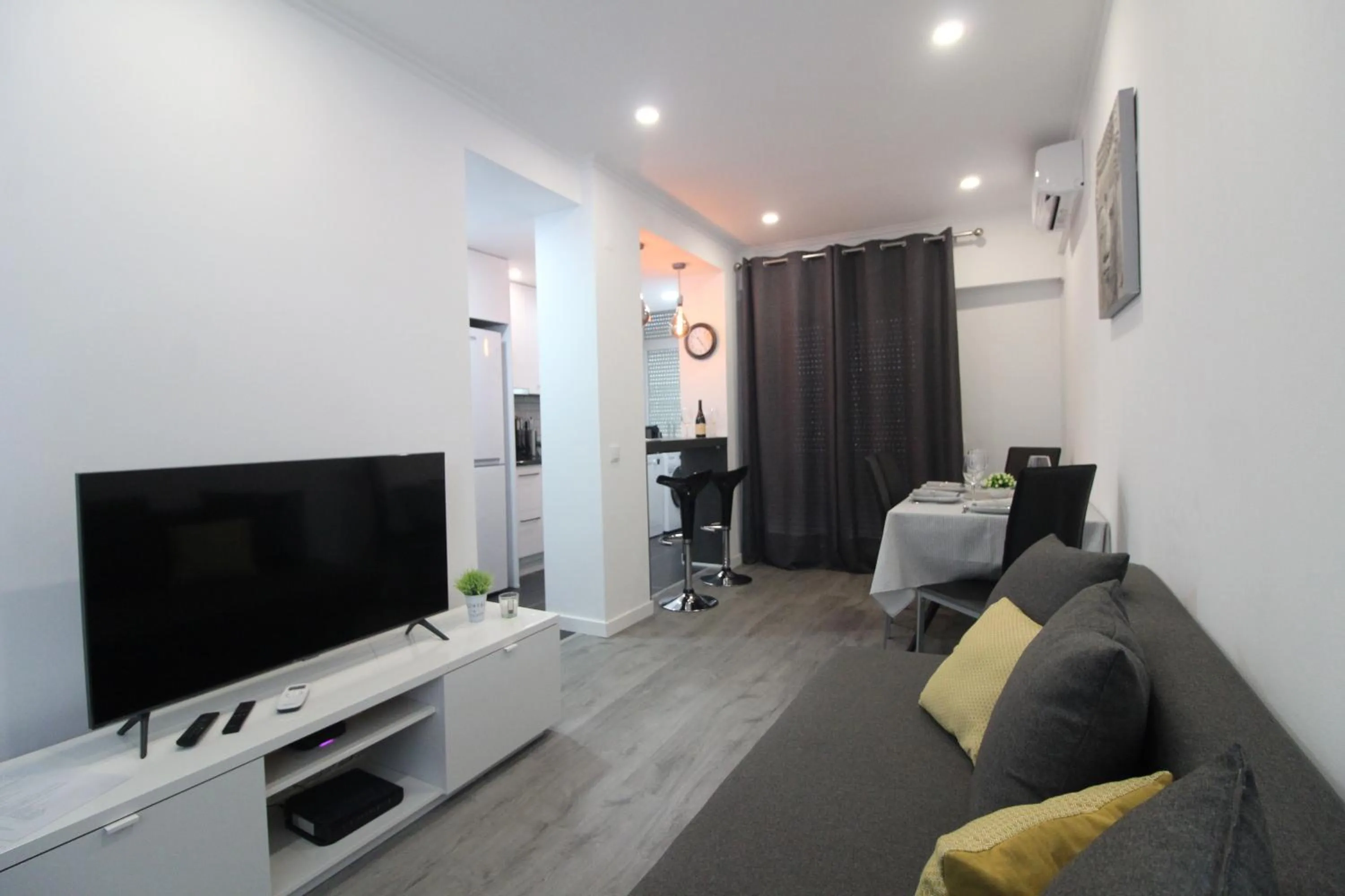 Communal lounge/ TV room in Varanda do Bonfim