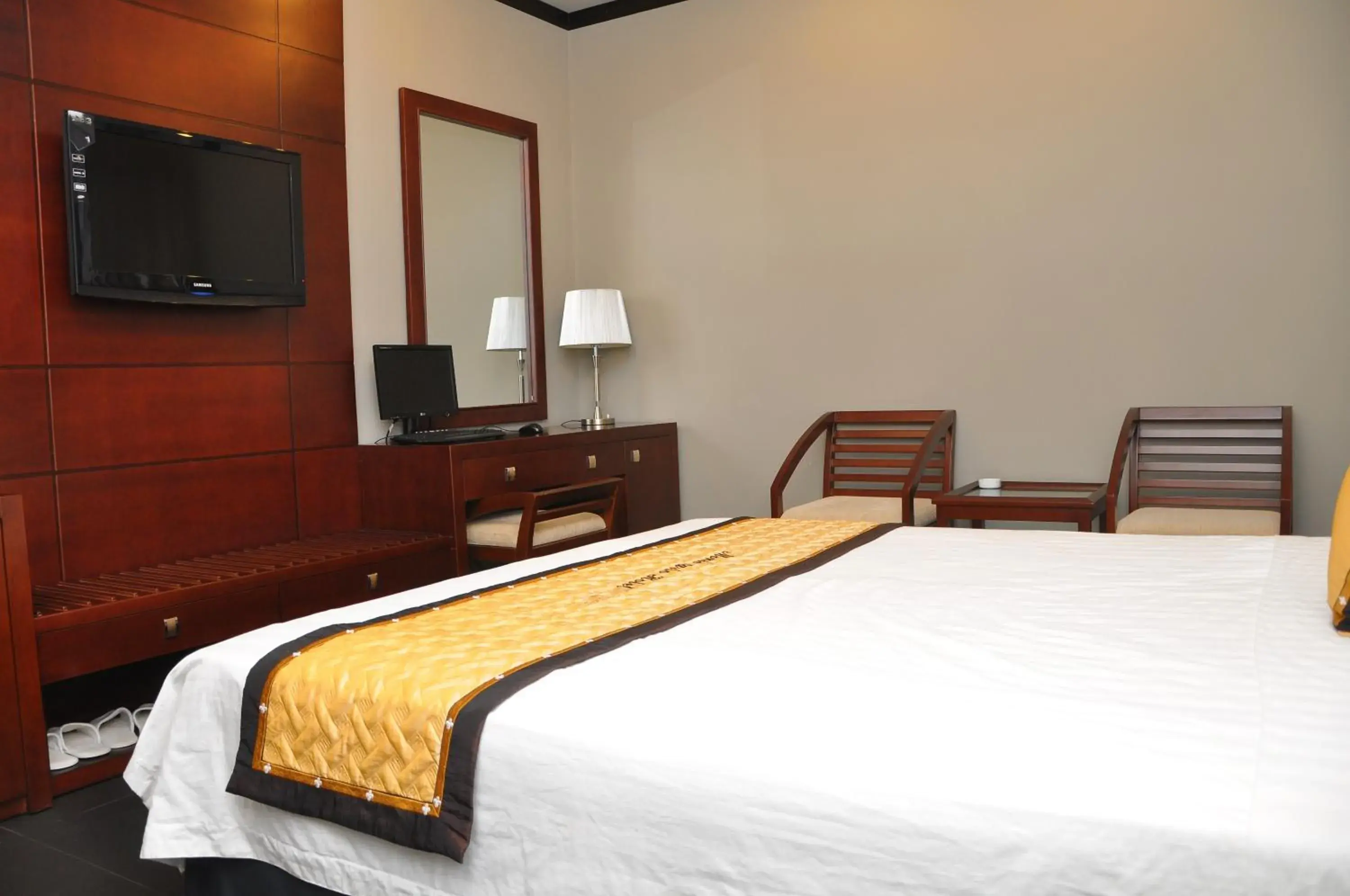 Seating area, Bed in Monte Carlo Hotel Hai Phong Seating area, Bed in Monte Carlo Hotel Hai Phong