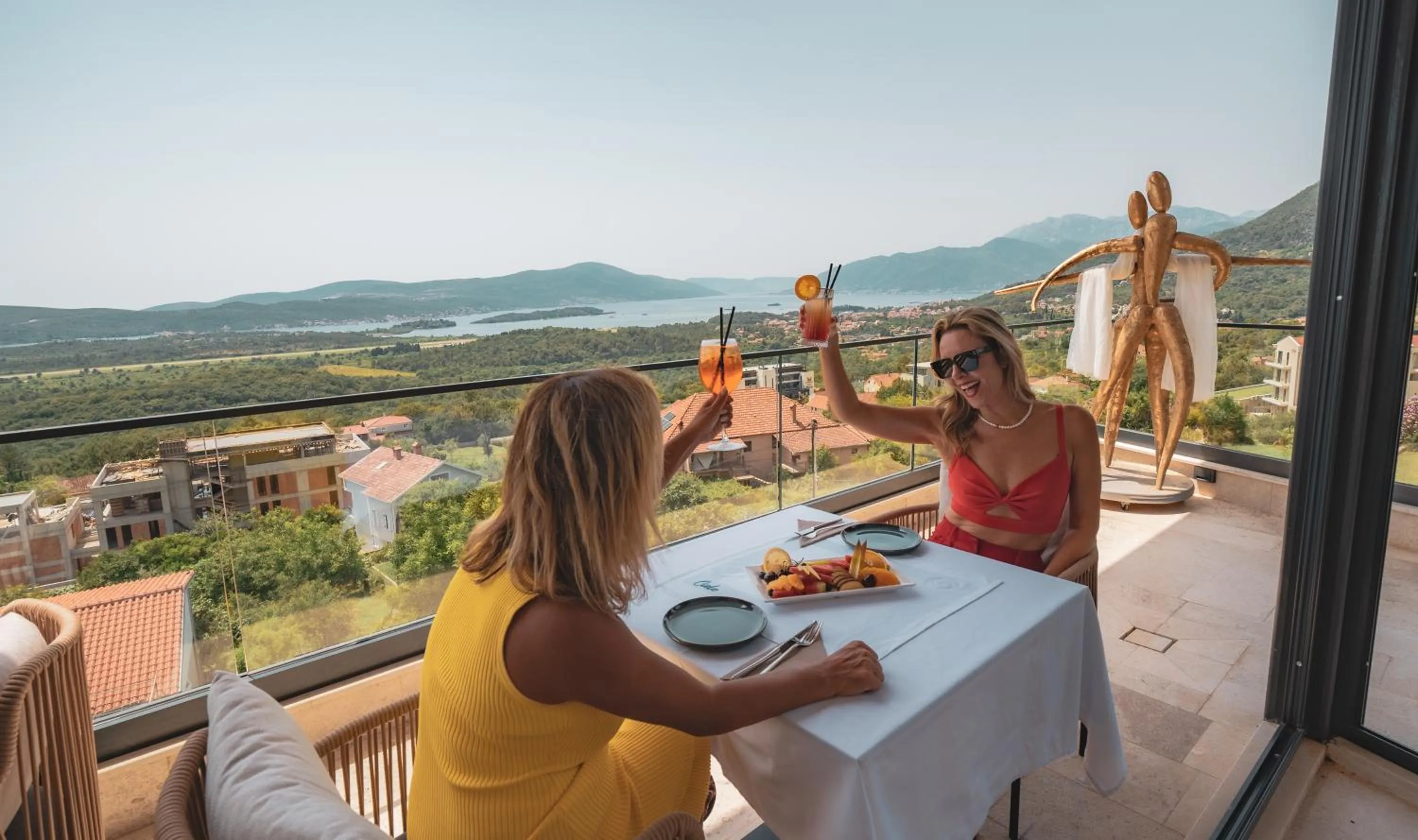 Restaurant/places to eat in Royal Blue Resort & Residences