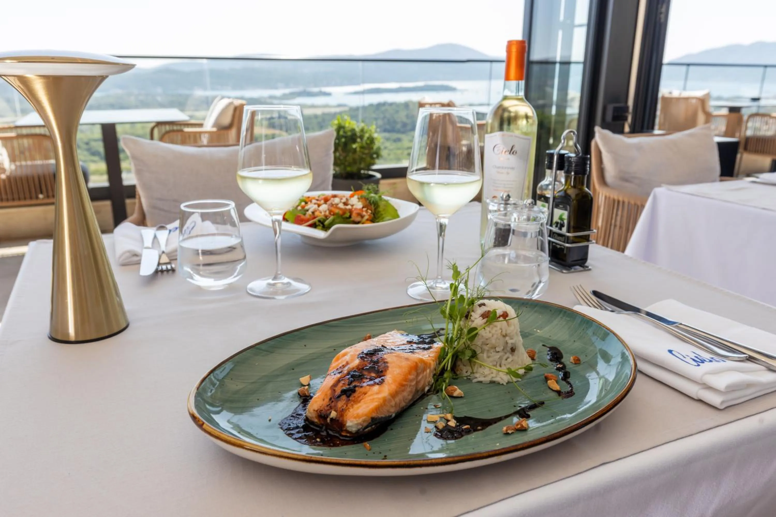 Restaurant/places to eat in Royal Blue Resort & Residences