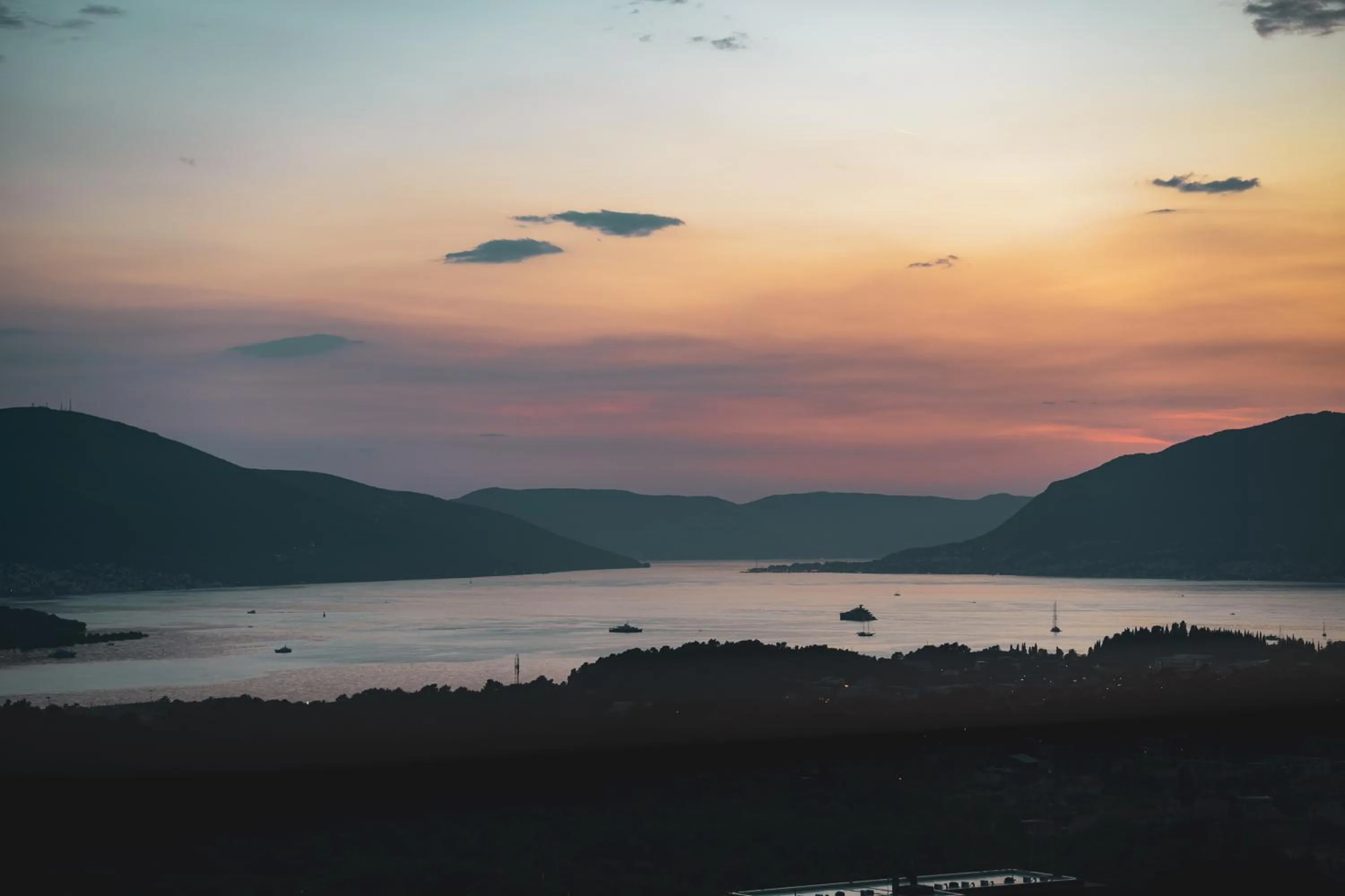 Restaurant/places to eat in Royal Blue Resort & Residences