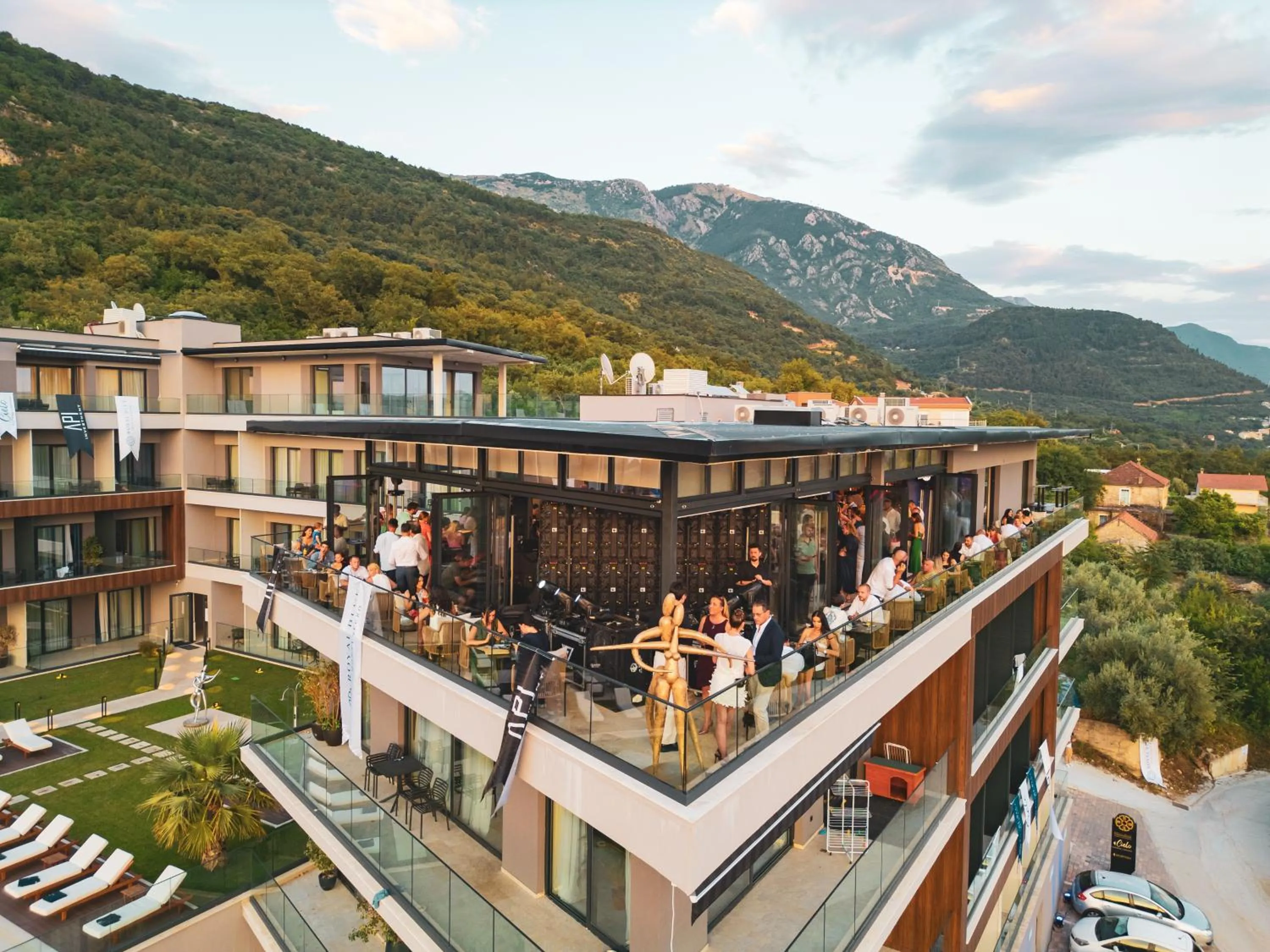 Restaurant/places to eat in Royal Blue Resort & Residences