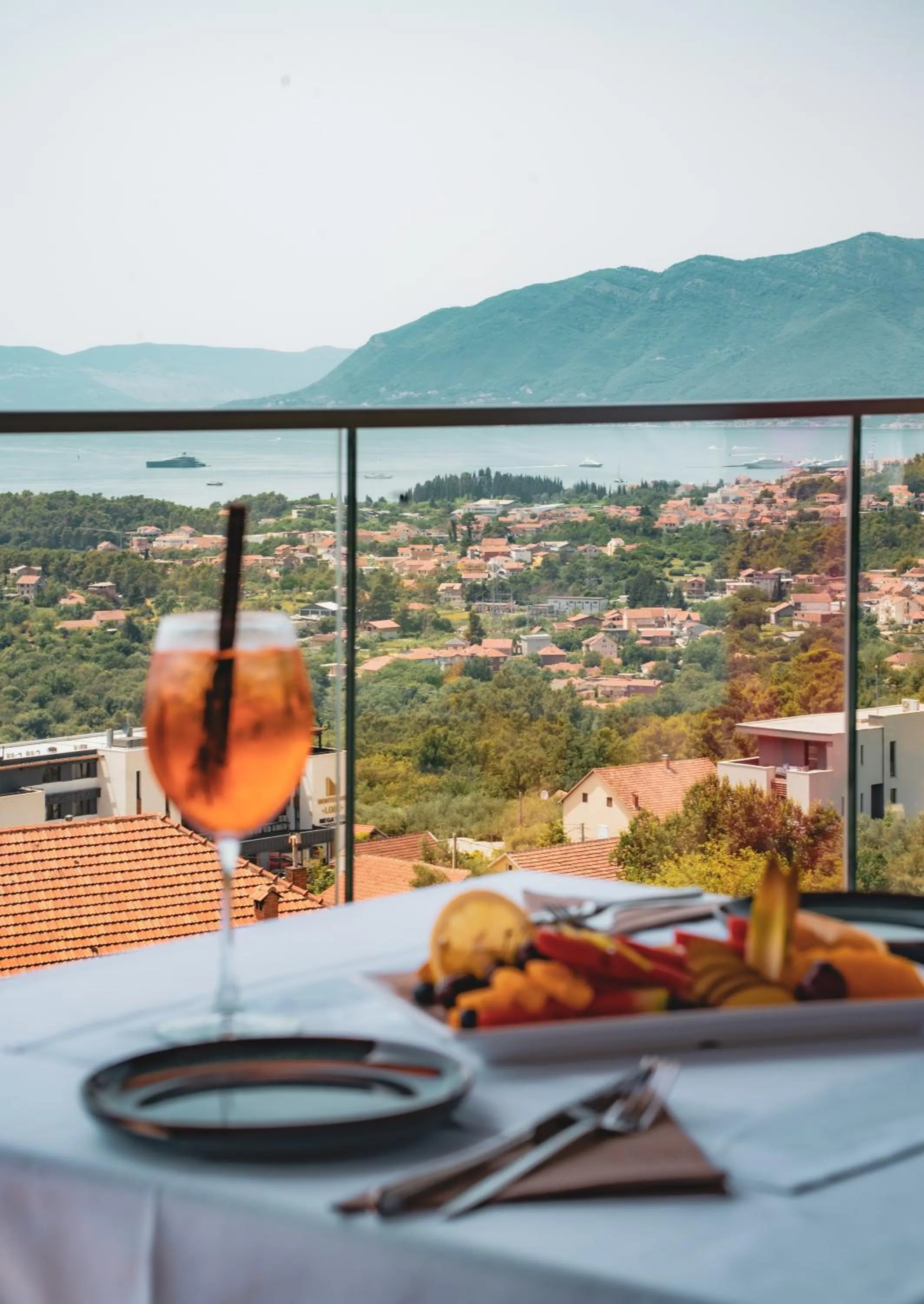 Restaurant/places to eat in Royal Blue Resort & Residences