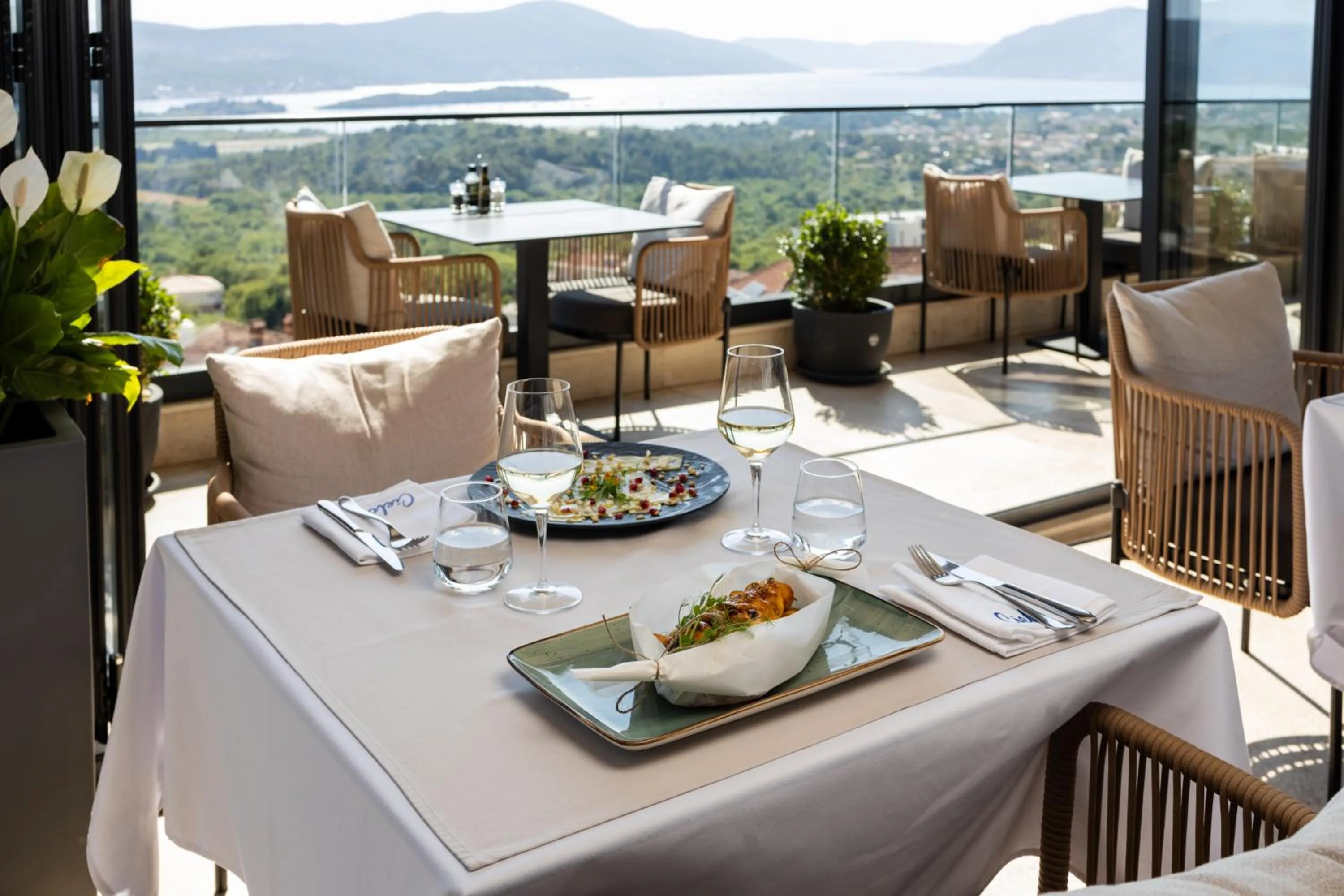 Restaurant/places to eat in Royal Blue Resort & Residences