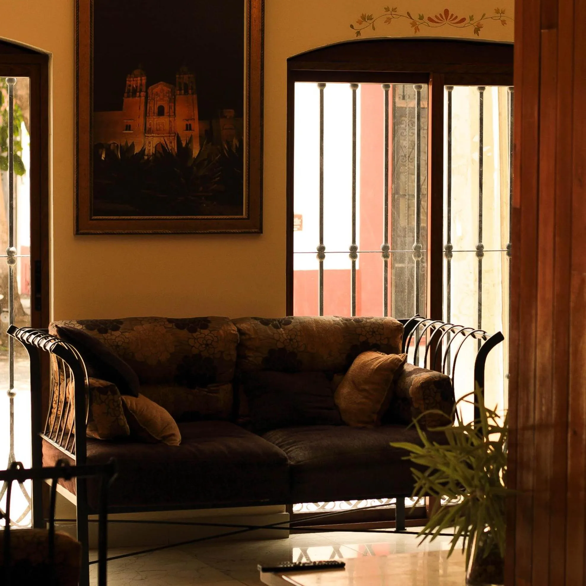 Communal lounge/ TV room in Quinta Roca Hotel