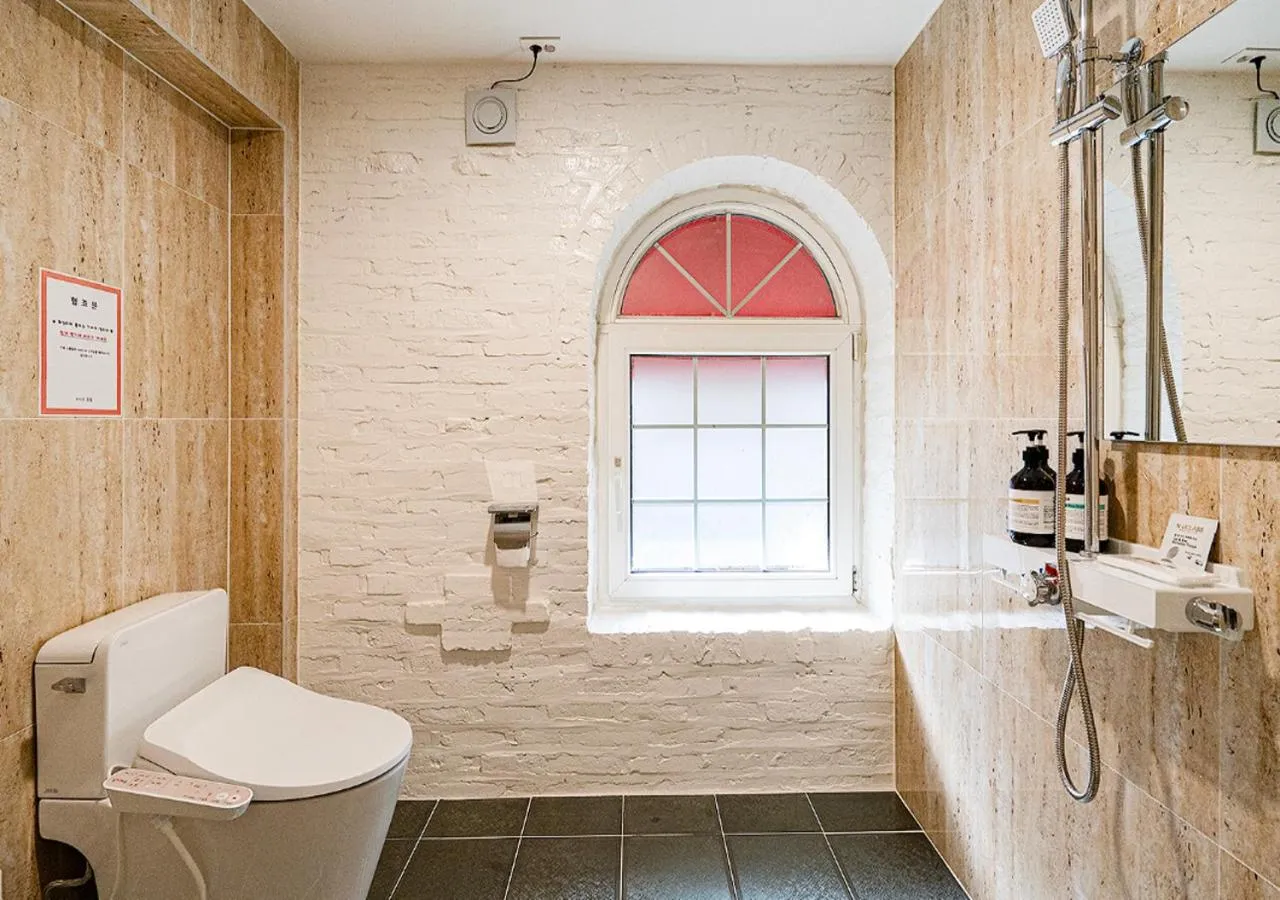 Toilet in Woomigwan Hotel