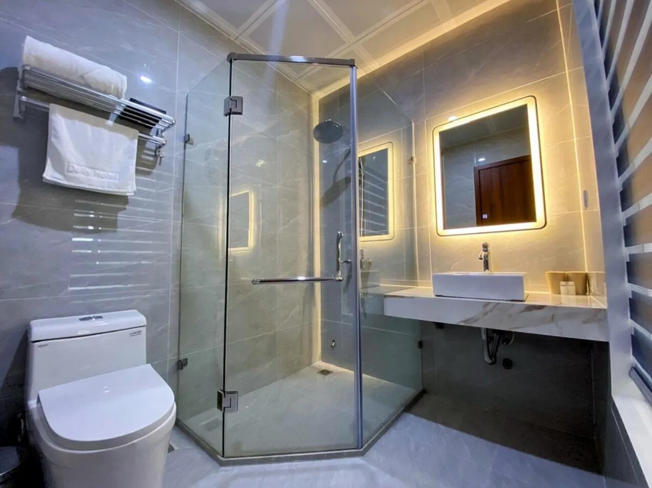 Bathroom in Daily Hotel Halong