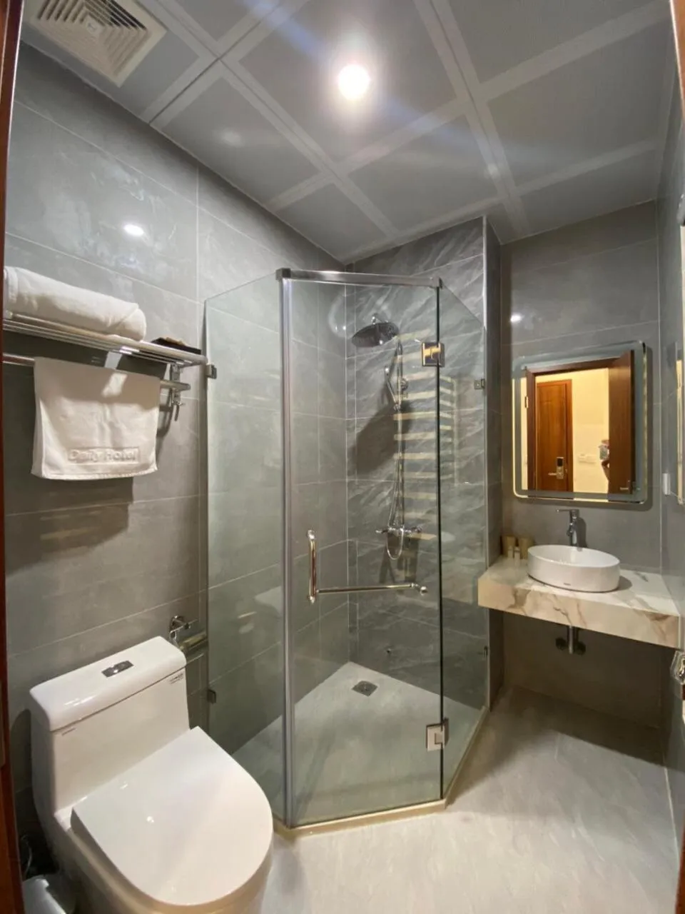 Bathroom in Daily Hotel Halong
