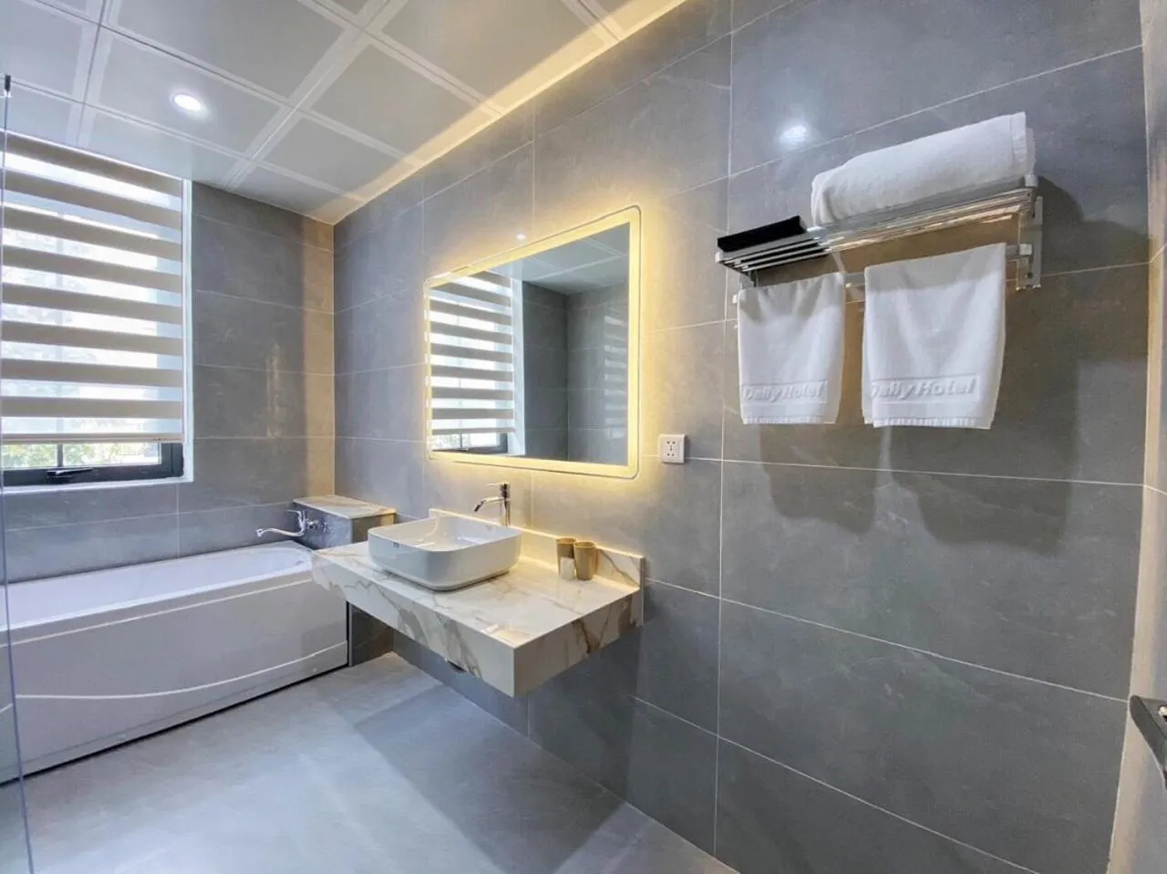 Bathroom in Daily Hotel Halong