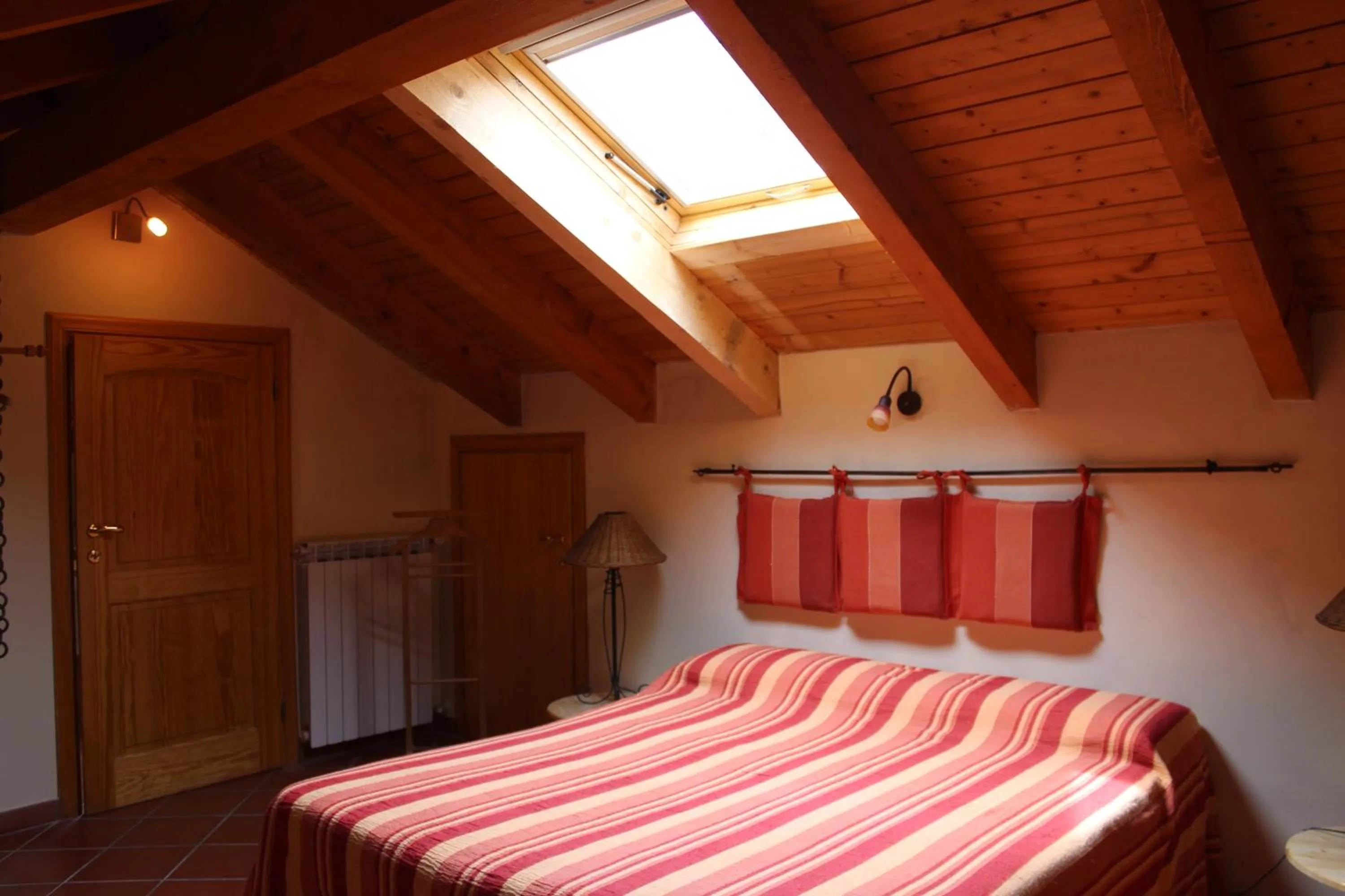 Bedroom, Bed in Segni e Impronta