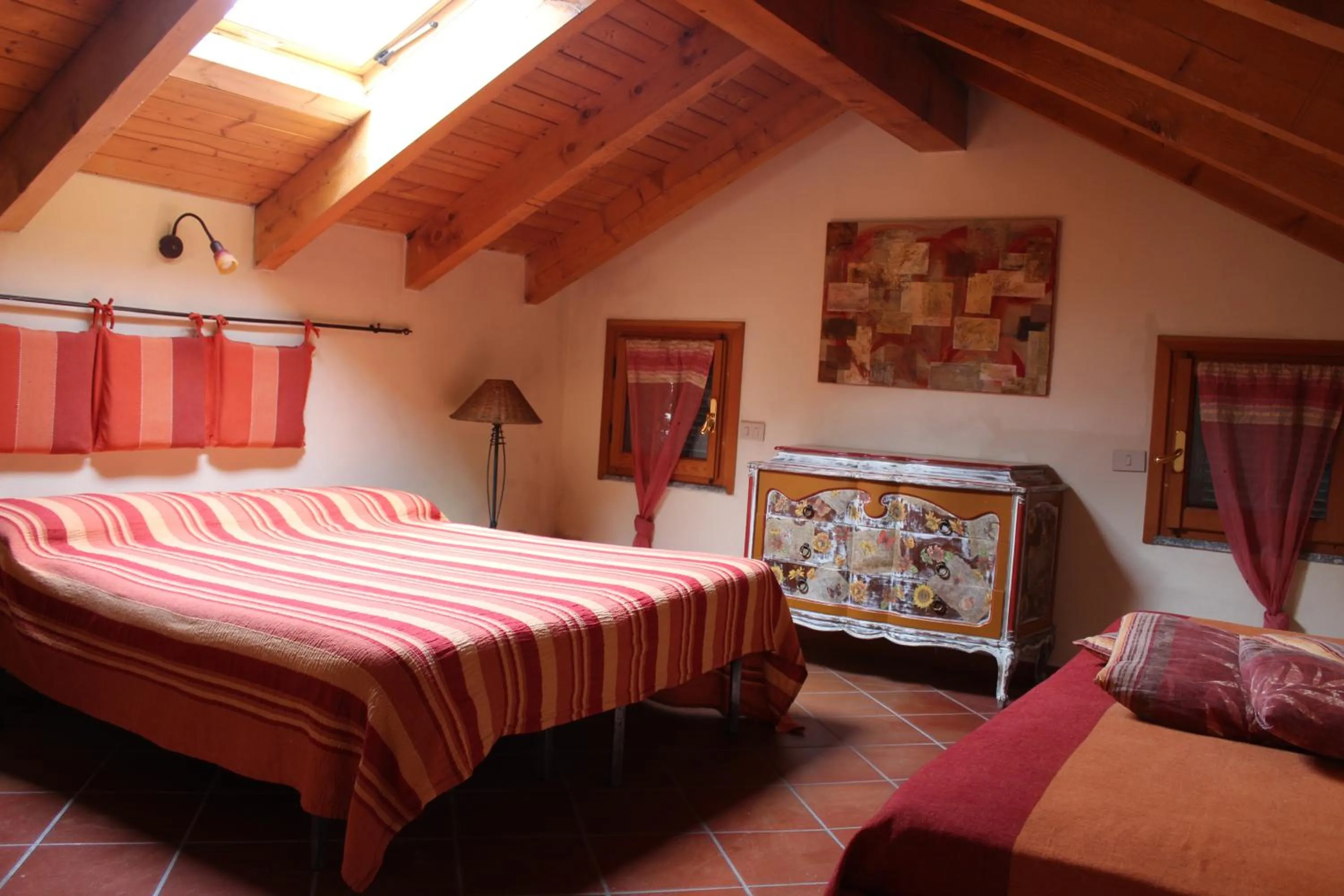 Bedroom, Bed in Segni e Impronta