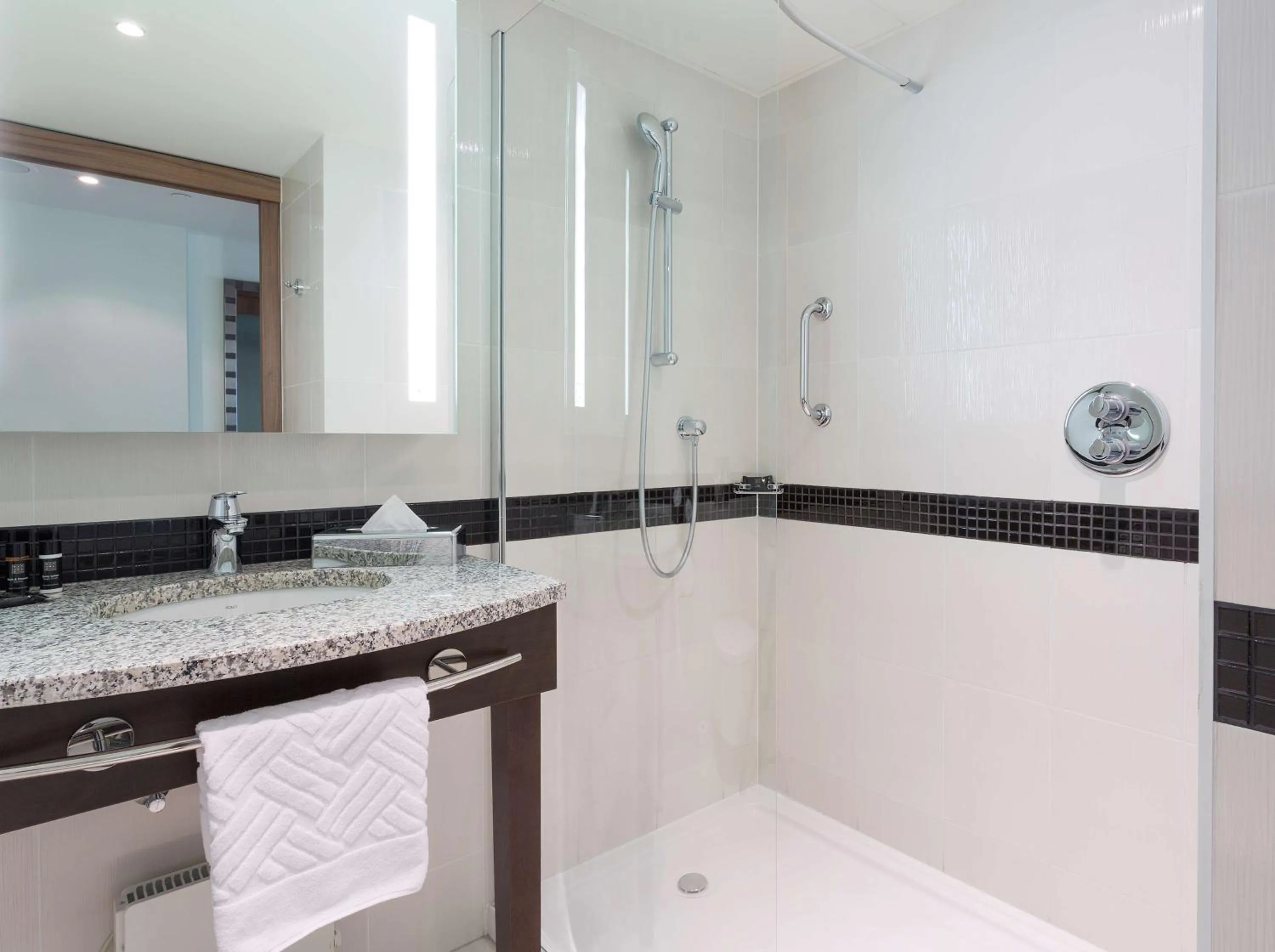 Bathroom in Hampton by Hilton Warsaw City Centre