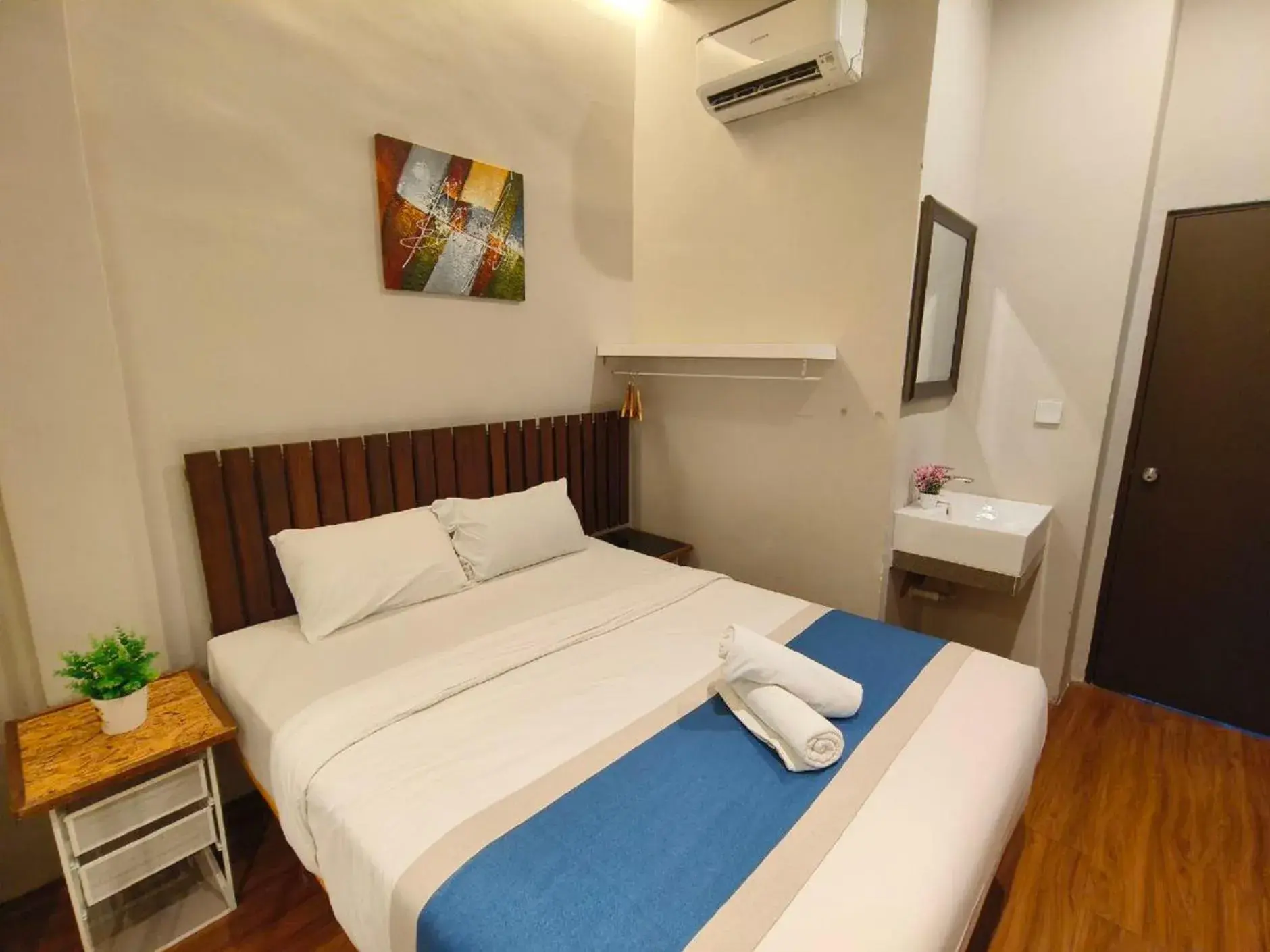 Photo of the whole room in The Riverbank Hotel By MRVJ Business Photo of the whole room in The Riverbank Hotel By MRVJ Business