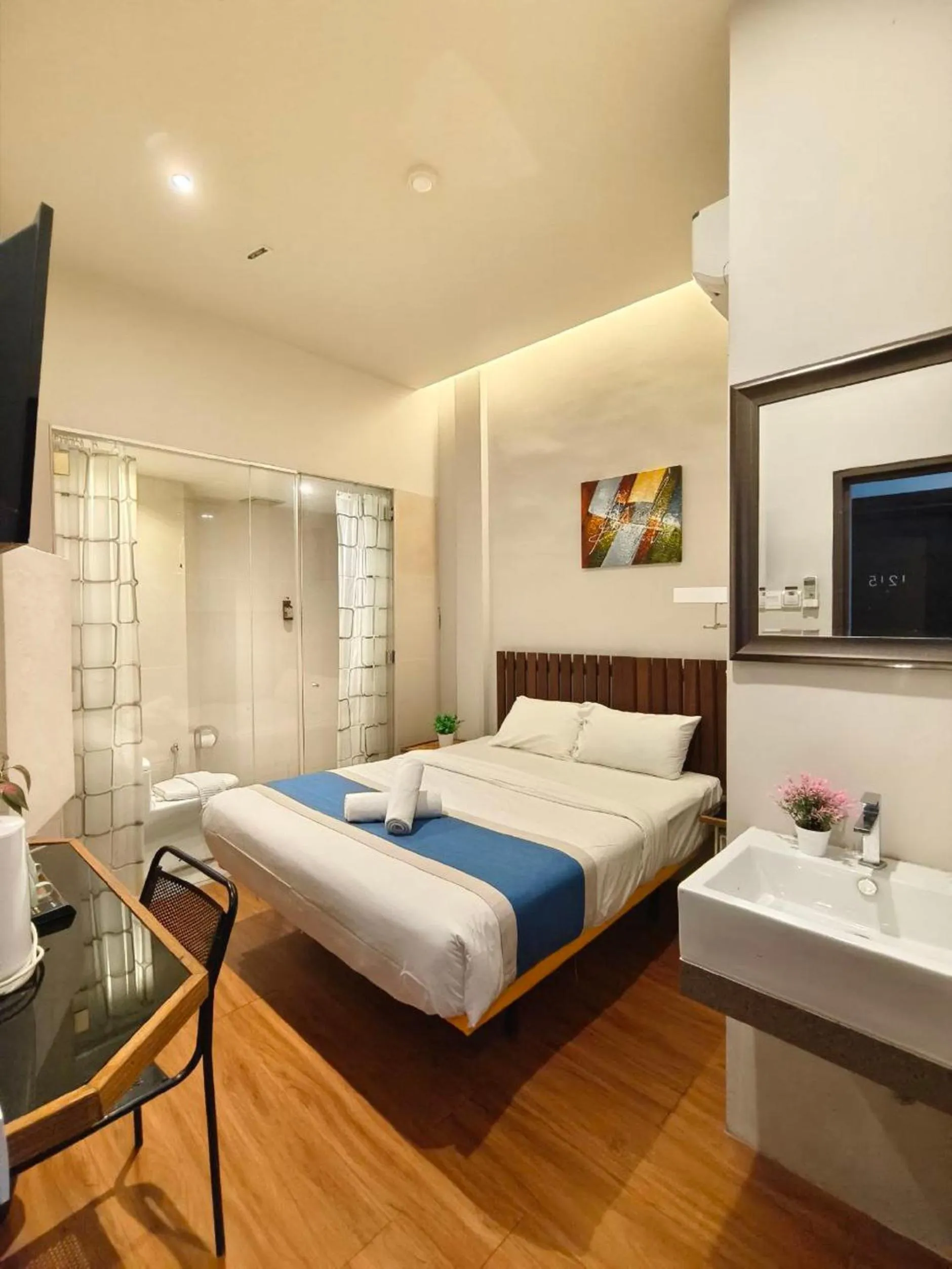 Photo of the whole room, Bed in The Riverbank Hotel By MRVJ Business