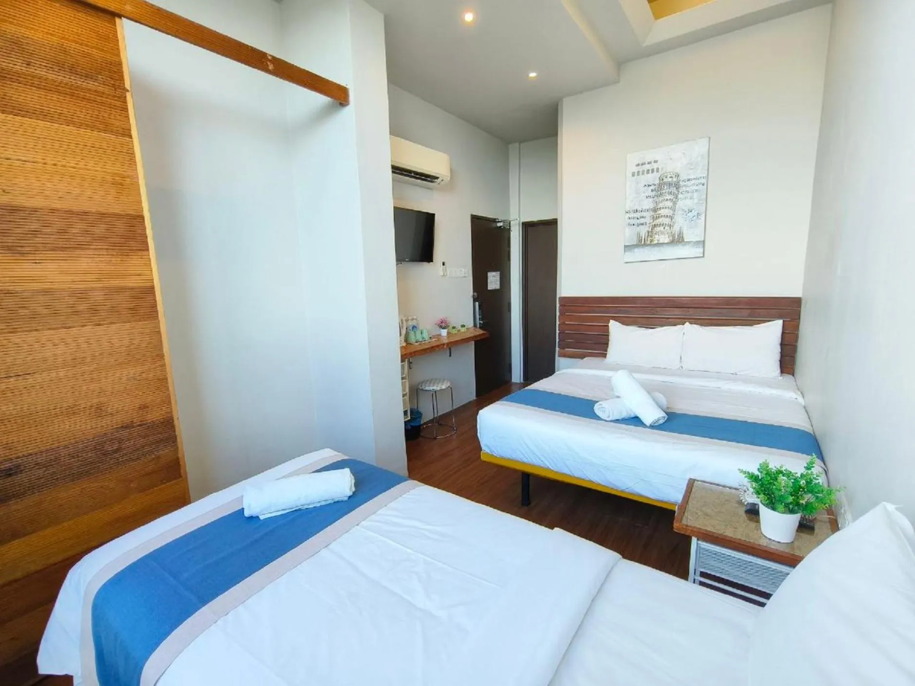 Photo of the whole room, Bed in The Riverbank Hotel By MRVJ Business