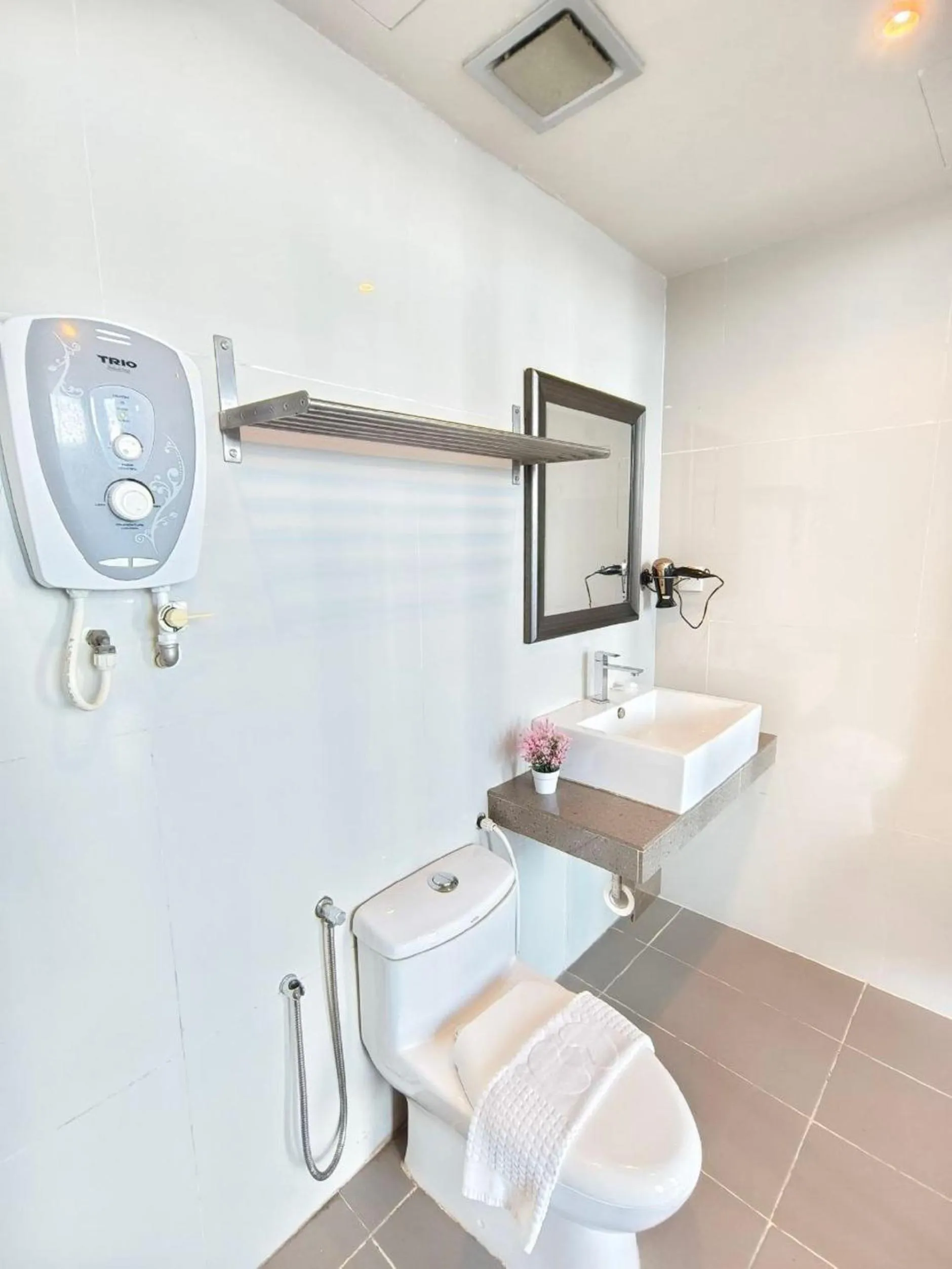 Toilet in The Riverbank Hotel By MRVJ Business