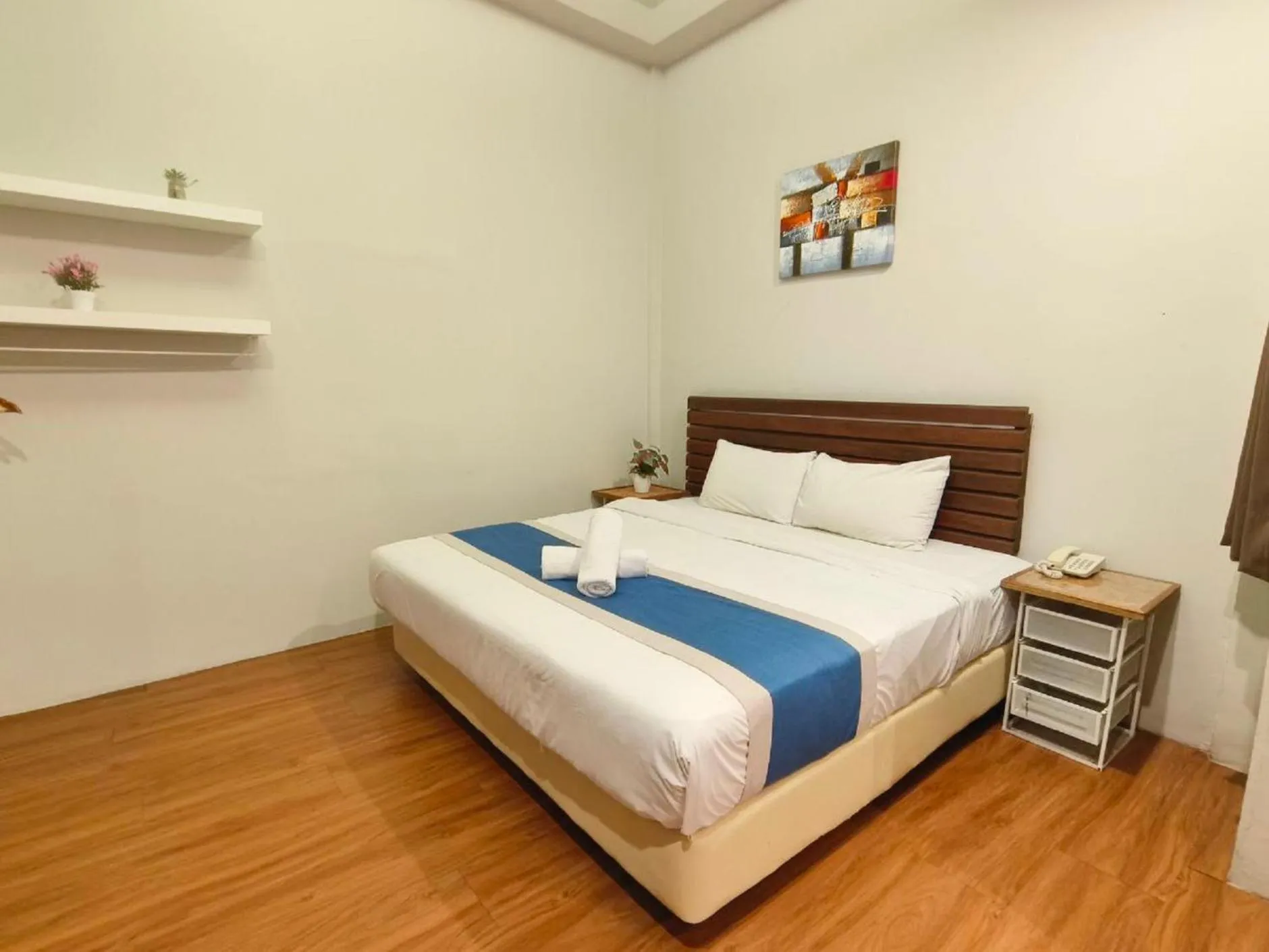 Bedroom, Bed in The Riverbank Hotel By MRVJ Business