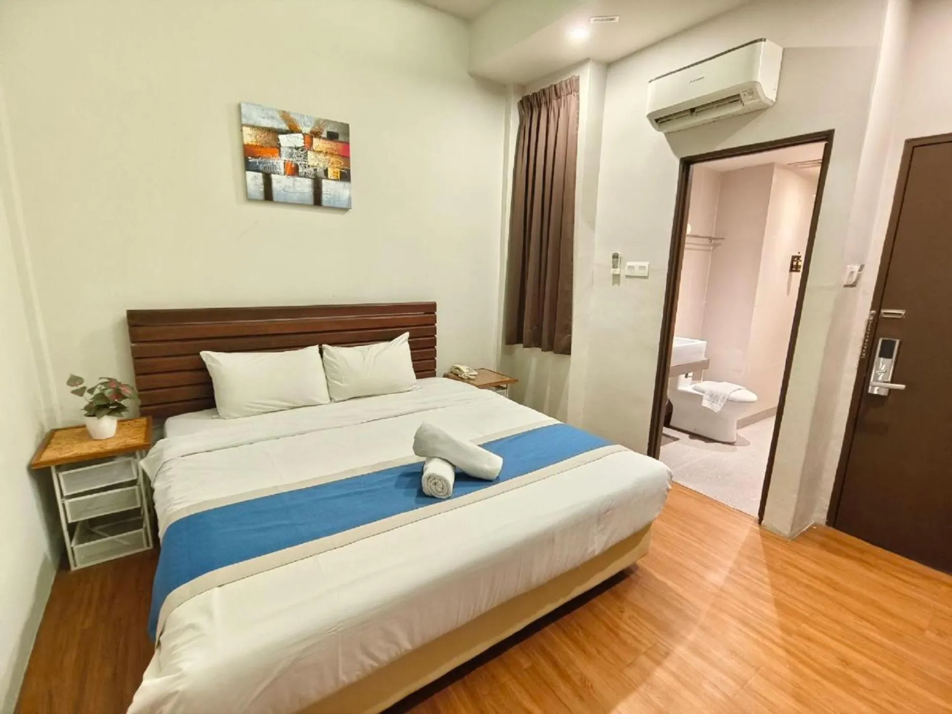 Photo of the whole room, Bed in The Riverbank Hotel By MRVJ Business