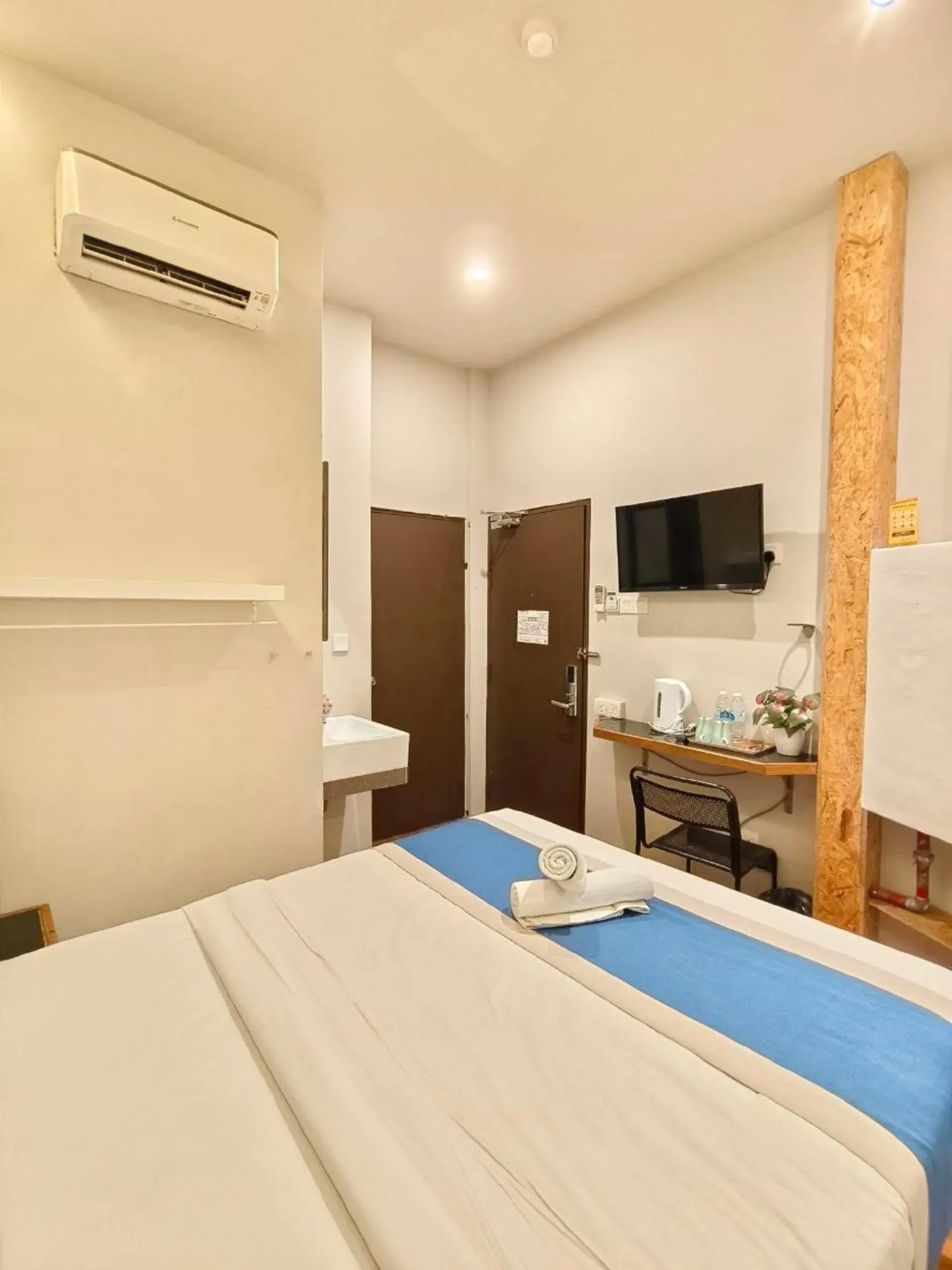 Photo of the whole room in The Riverbank Hotel By MRVJ Business Photo of the whole room in The Riverbank Hotel By MRVJ Business