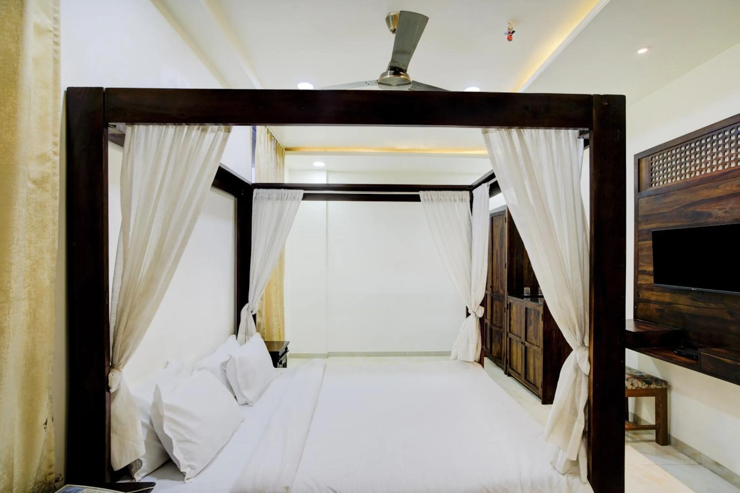Bedroom, Bed in Palette - Madhogarh