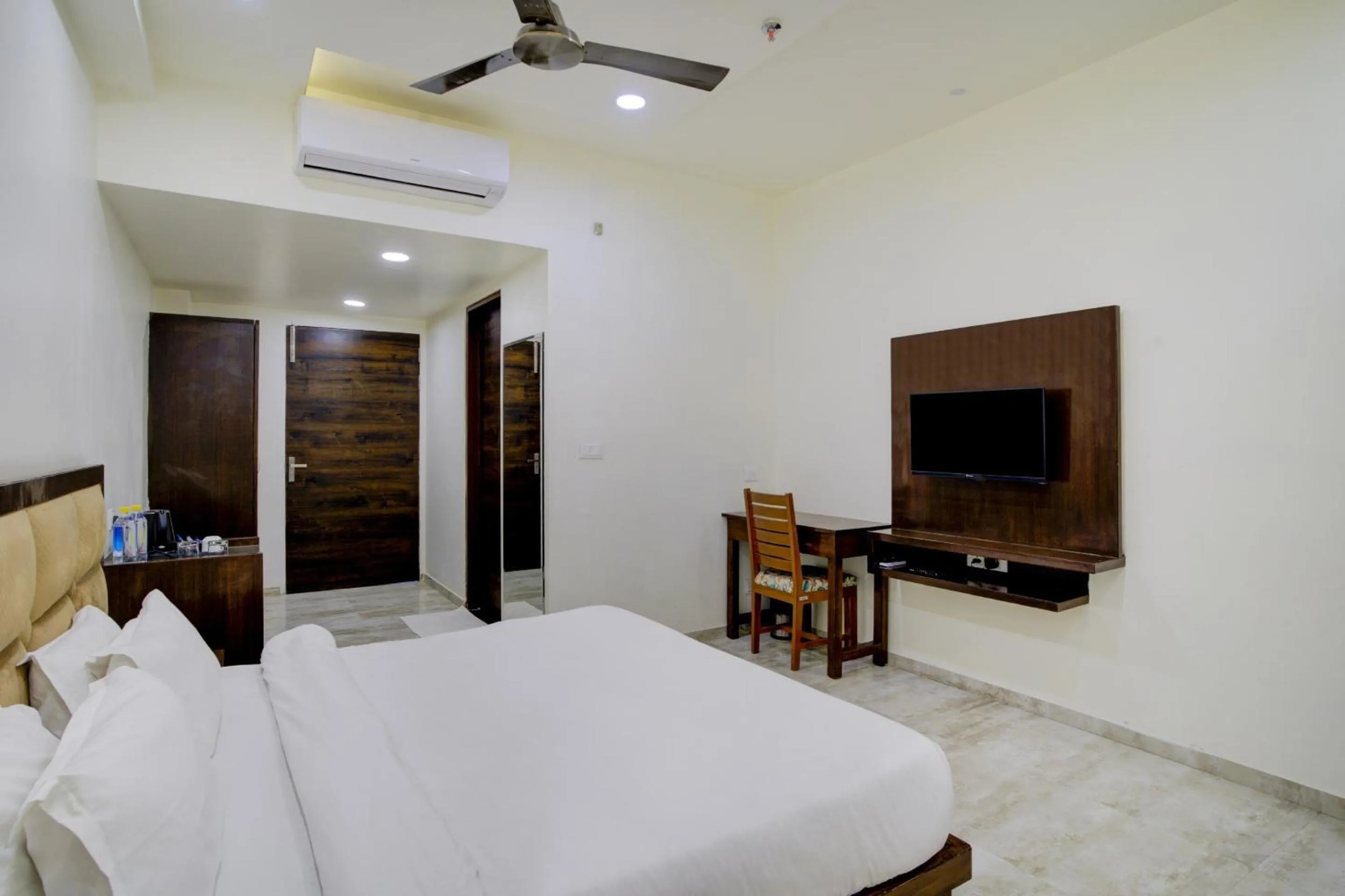 Bedroom, Bed in Palette - Madhogarh