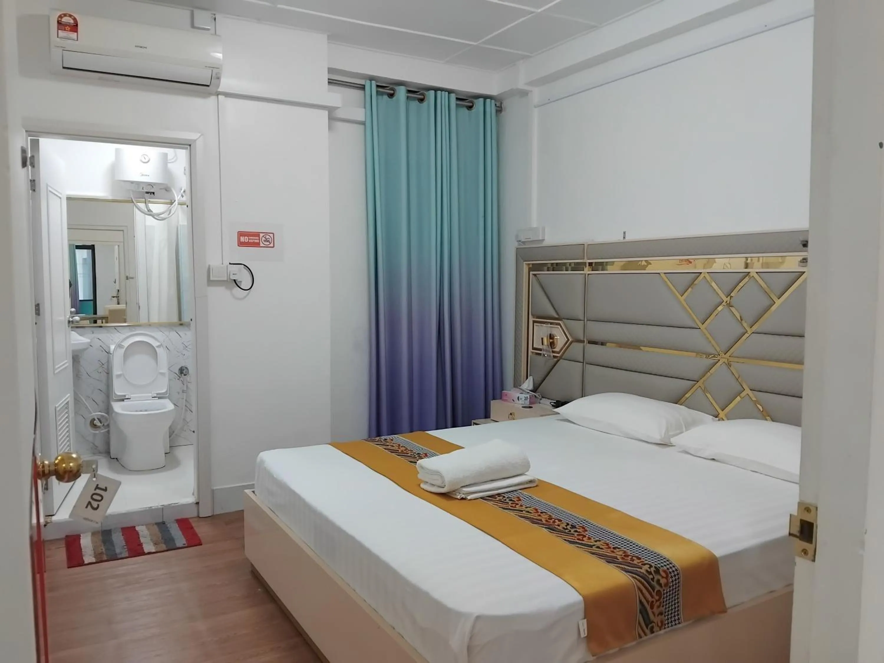 Ontrack Travel - room