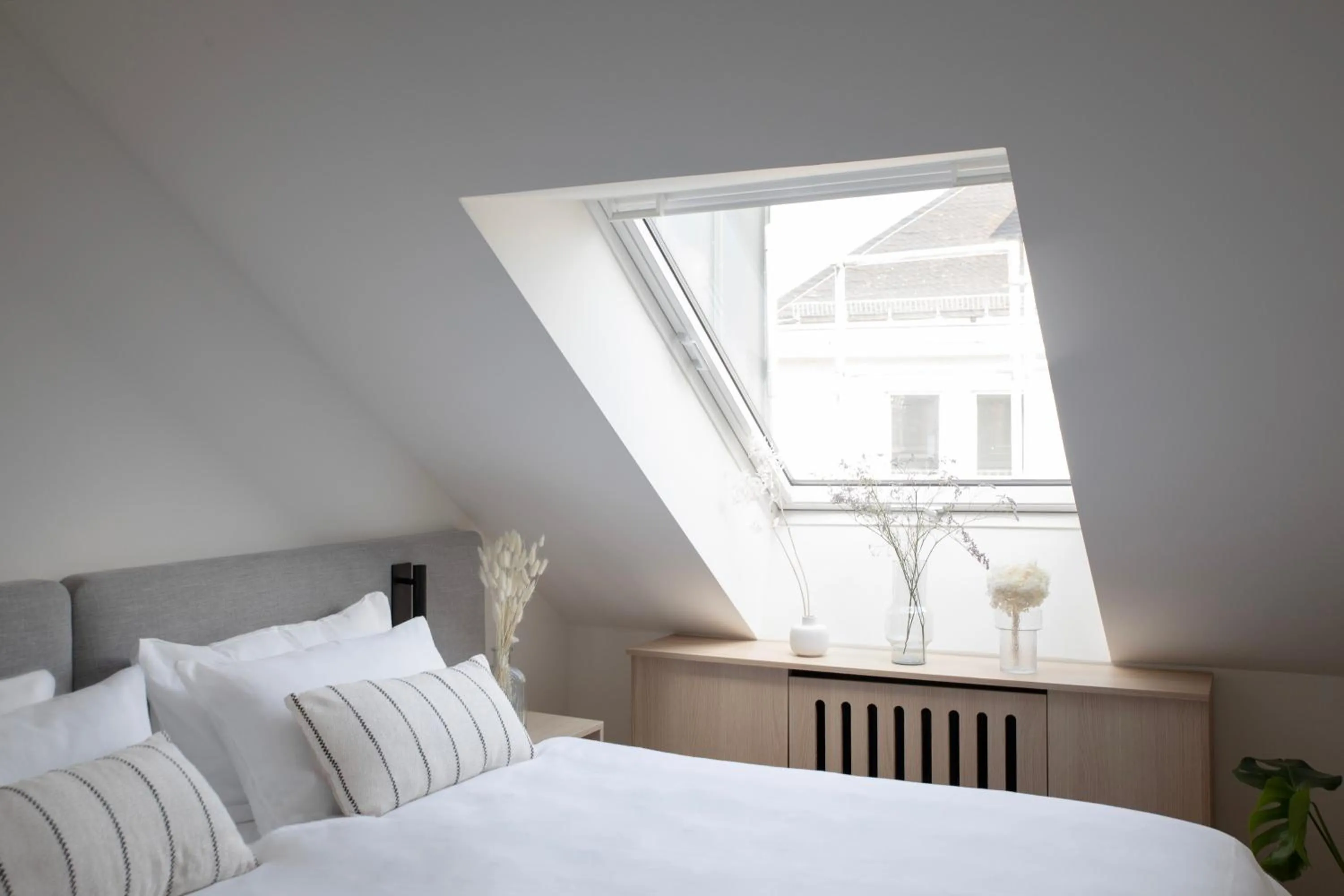 Bedroom, Bed in Bob W Beethoven