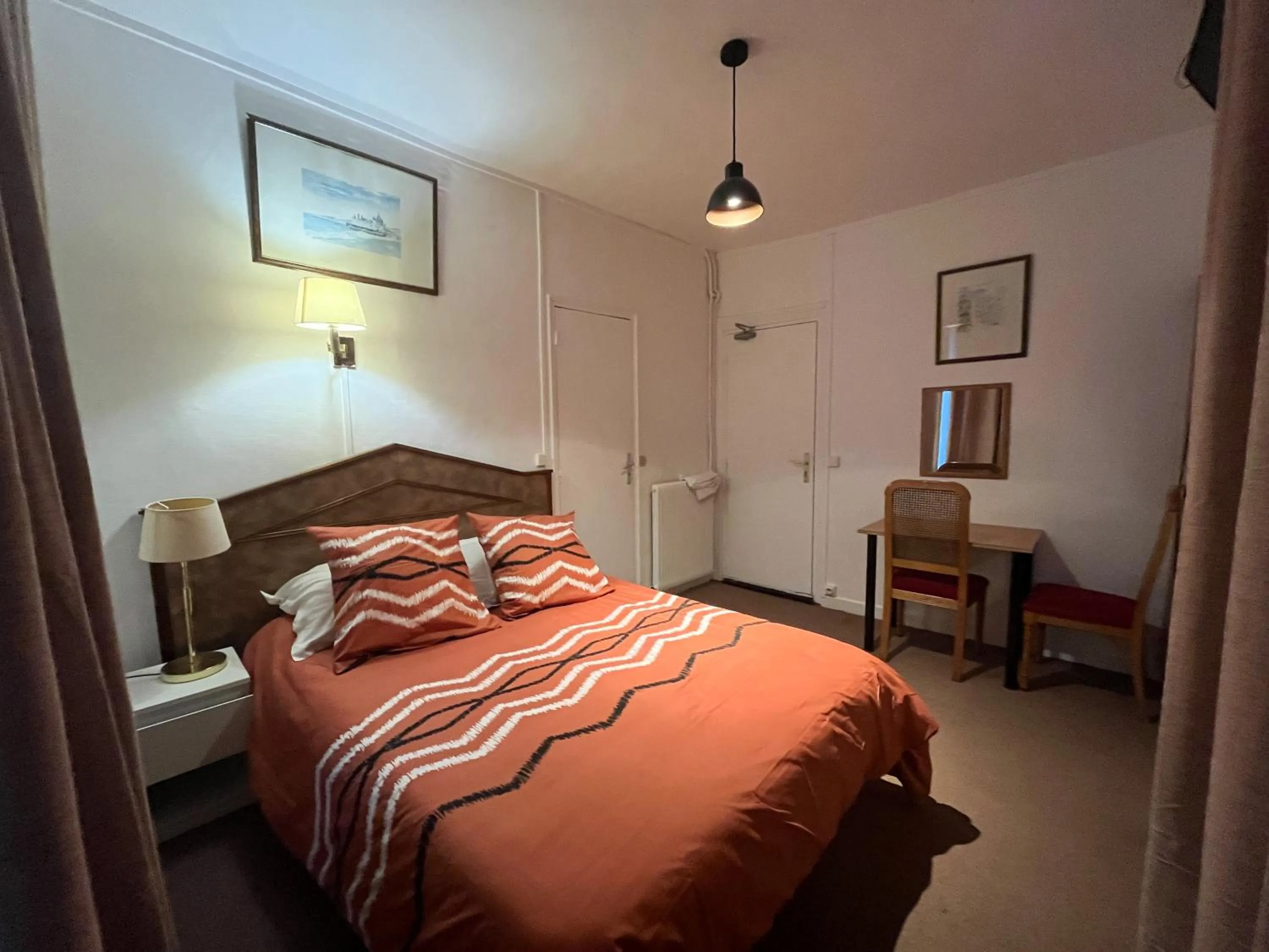 Bedroom in Ideal Hotel