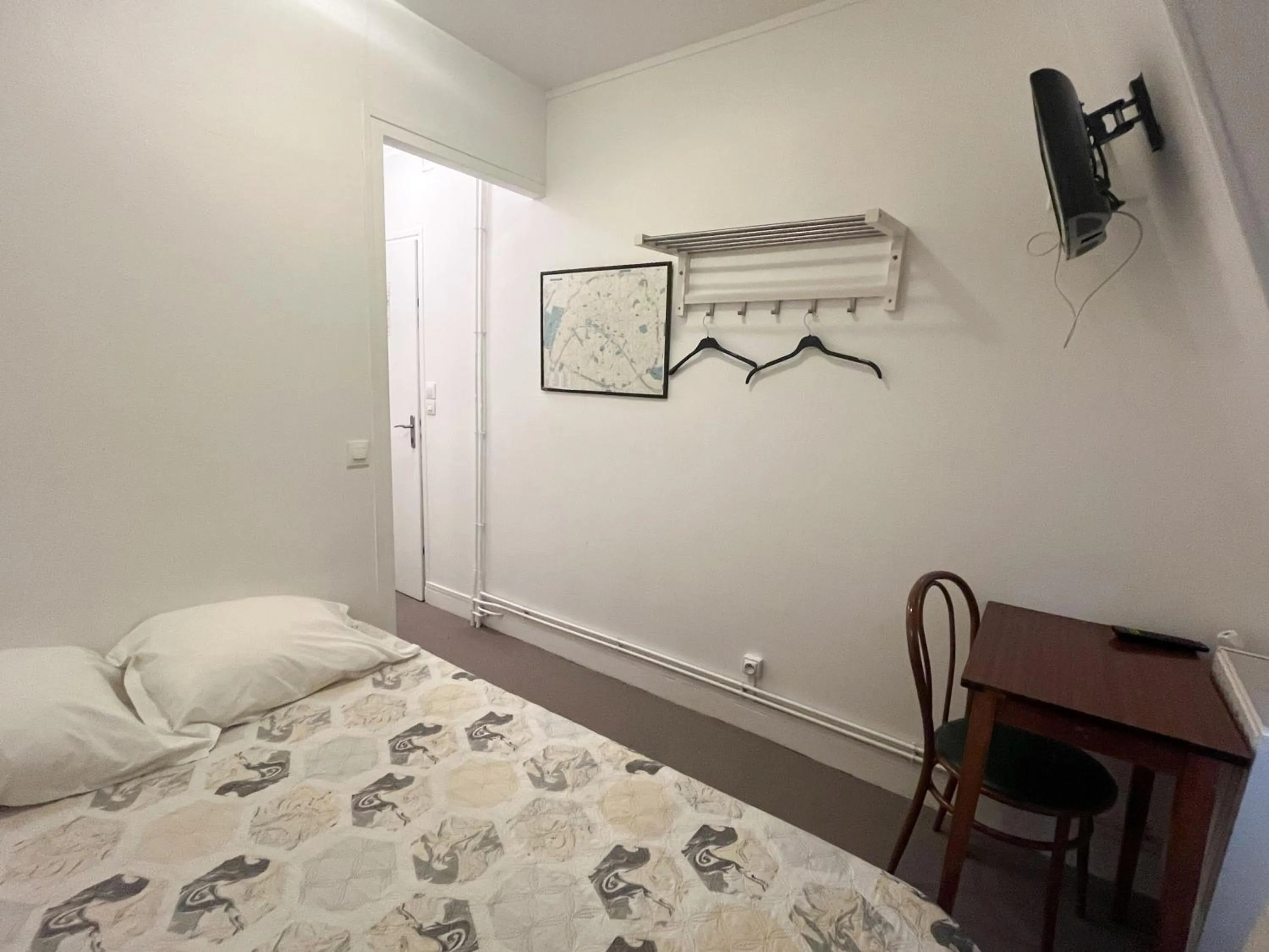 Bed, TV/Entertainment Center in Ideal Hotel